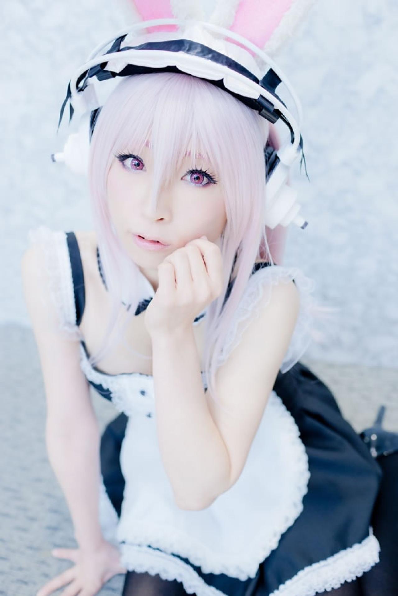 K@ori 扮演超级索尼子穿着黑色女仆装戴兔耳朵，用手轻轻支撑下巴