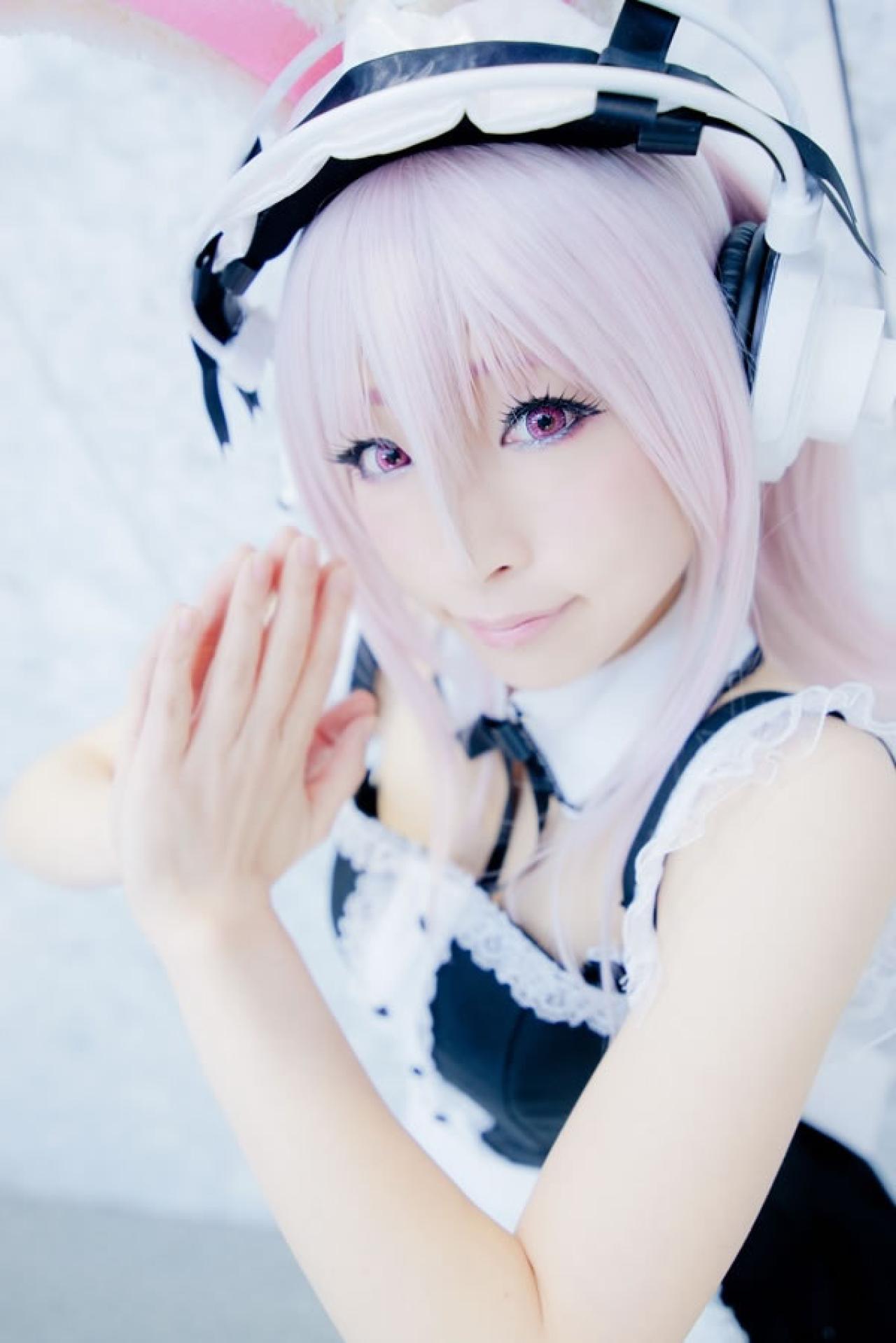 K@ori 扮演超级索尼子穿着黑色女仆装戴兔耳朵，双手合十祈祷的姿势