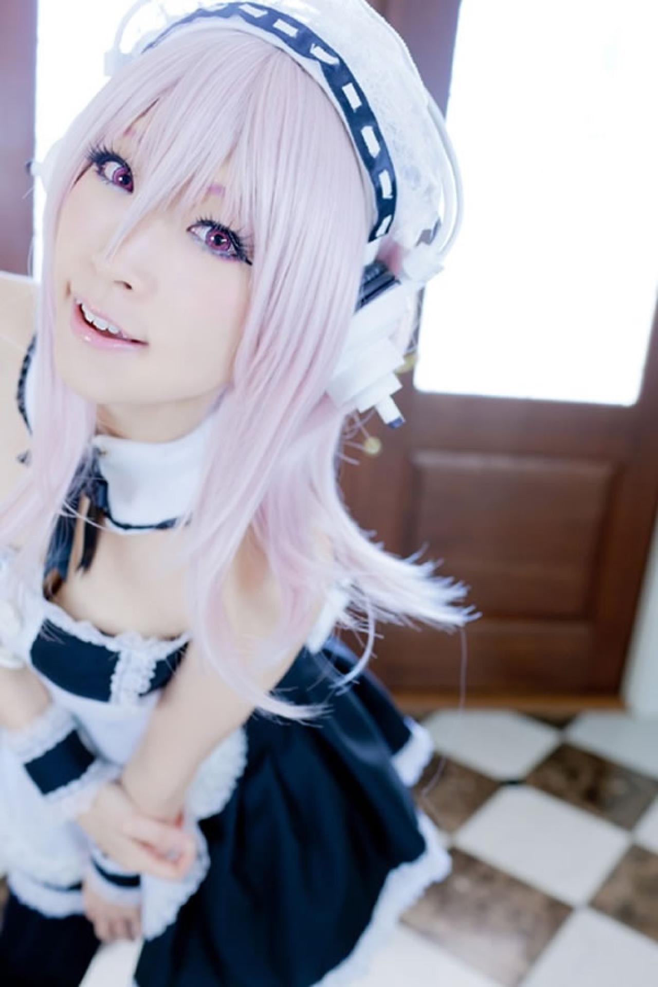 K@ori 扮演超级索尼子穿着黑色女仆装戴兔耳朵，在门前对着镜头弯腰卖萌的可爱模样