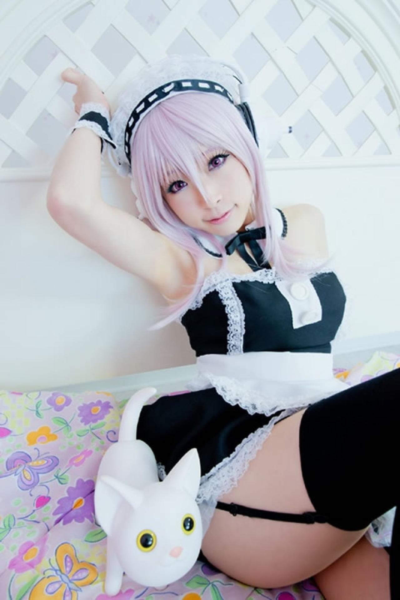 K@ori 扮演超级索尼子穿着黑色女仆装戴兔耳朵，坐在床上，旁边放着小猫