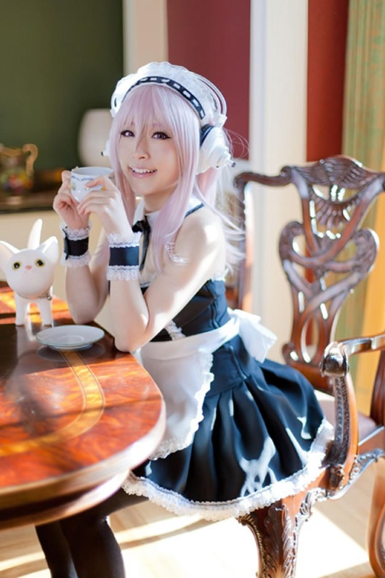 K@ori 扮演超级索尼子穿着黑色女仆装戴兔耳朵，和玩具小猫一起喝茶