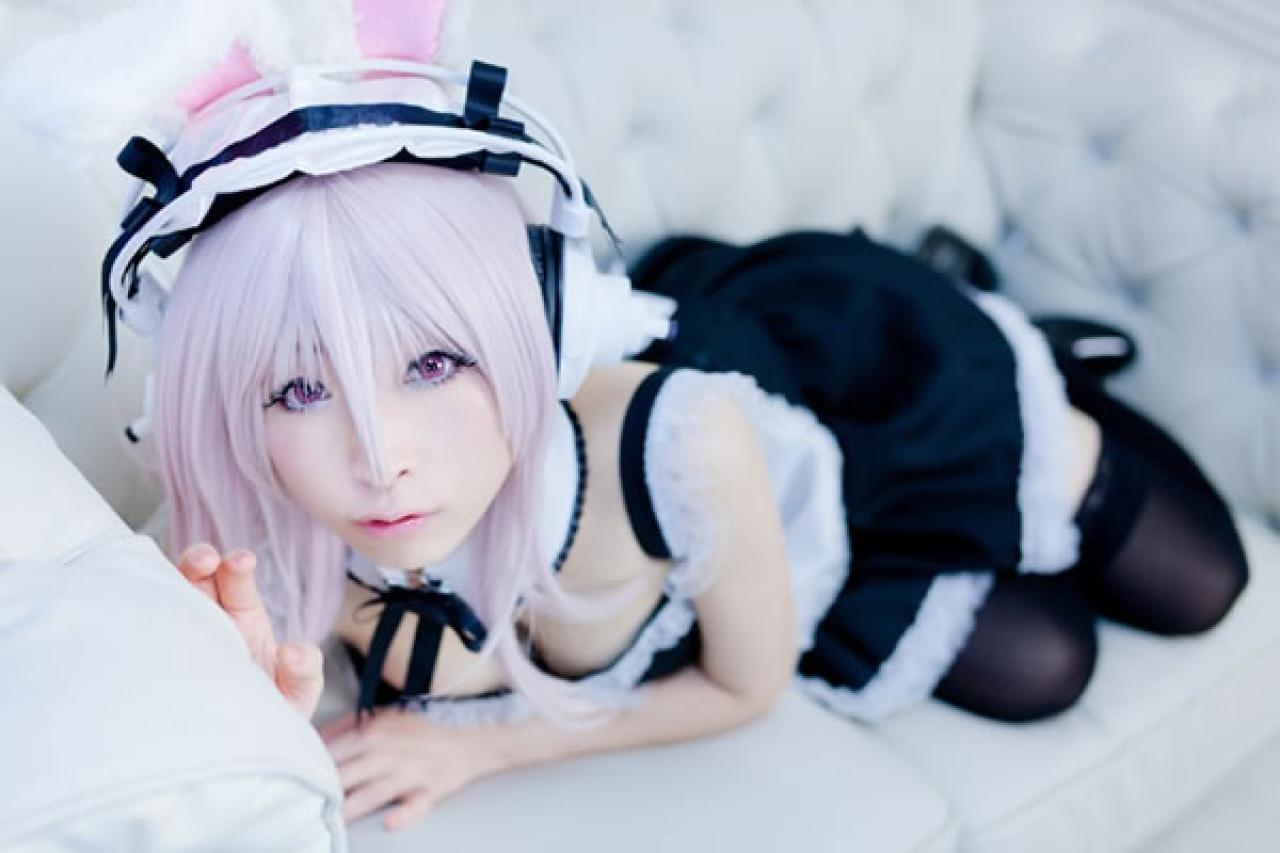 K@ori 扮演超级索尼子穿着黑色女仆装戴兔耳朵，蜷缩在沙发上的样子