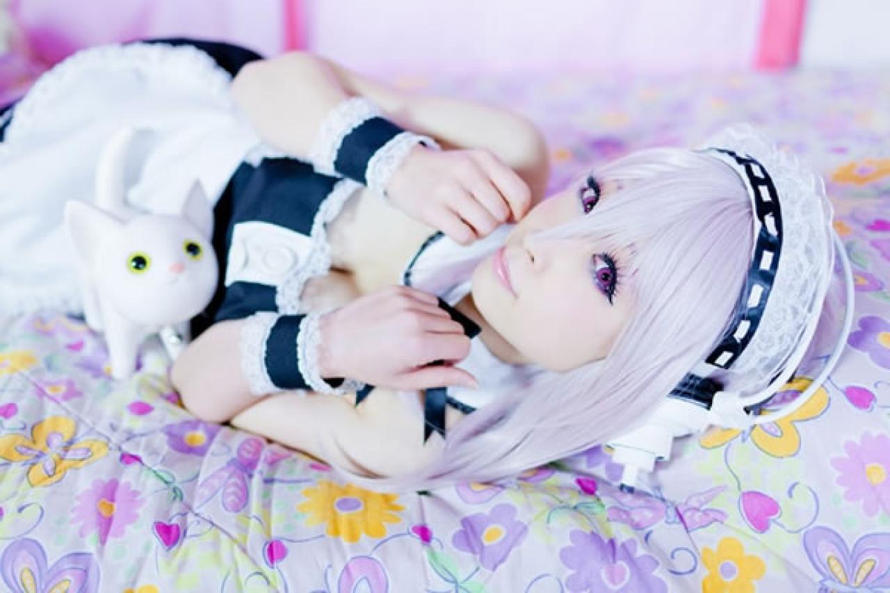 K@ori 扮演超级索尼子穿着黑色女仆装戴兔耳朵，和小猫一起躺在床上的样子