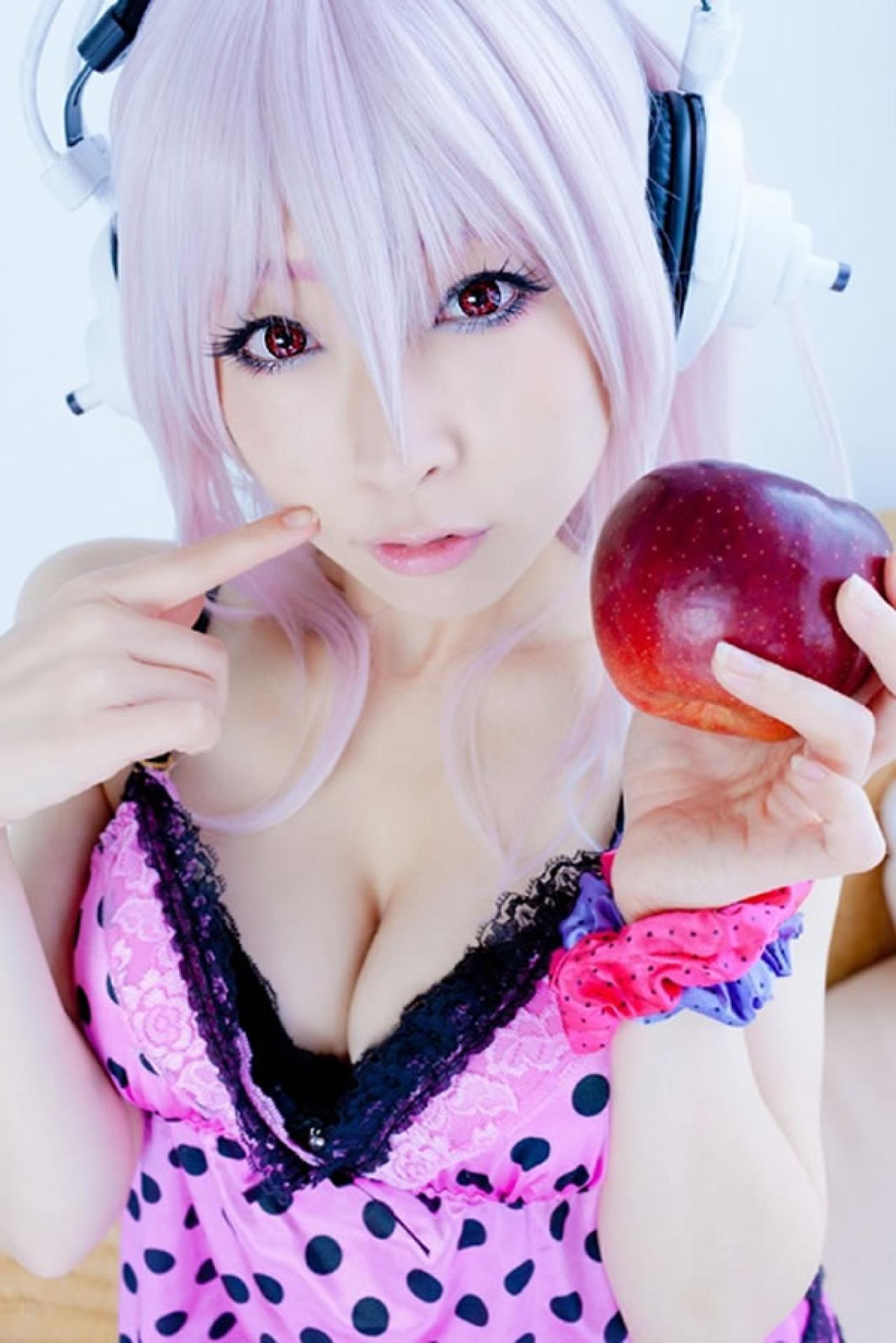 K@ori扮演超级索尼子戴着耳机穿着粉色吊带用手指轻轻戳嘴角的样子