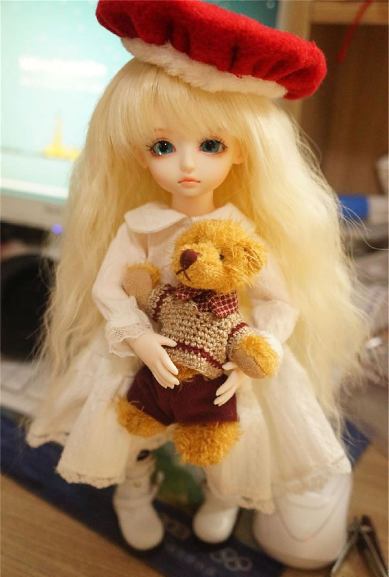 魚不喜的SD娃娃喜儿戴着圣诞帽在电脑屏幕前站立的样子