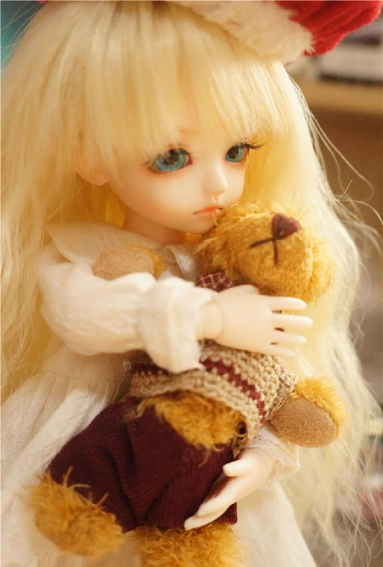 魚不喜的SD娃娃喜儿抱着泰迪小熊的拉近人物特写