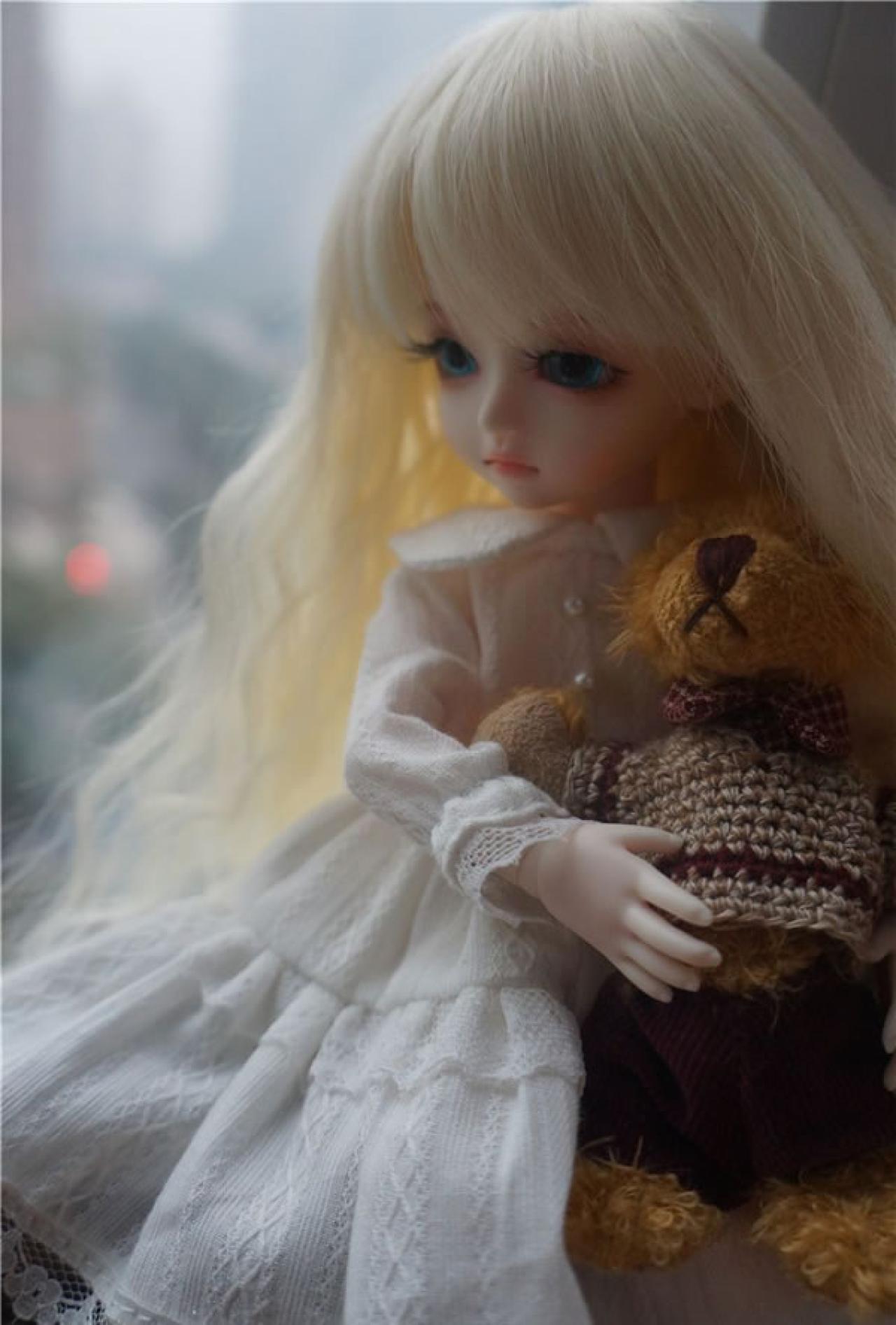 魚不喜的SD娃娃喜儿抱着泰迪小熊坐在窗台的样子