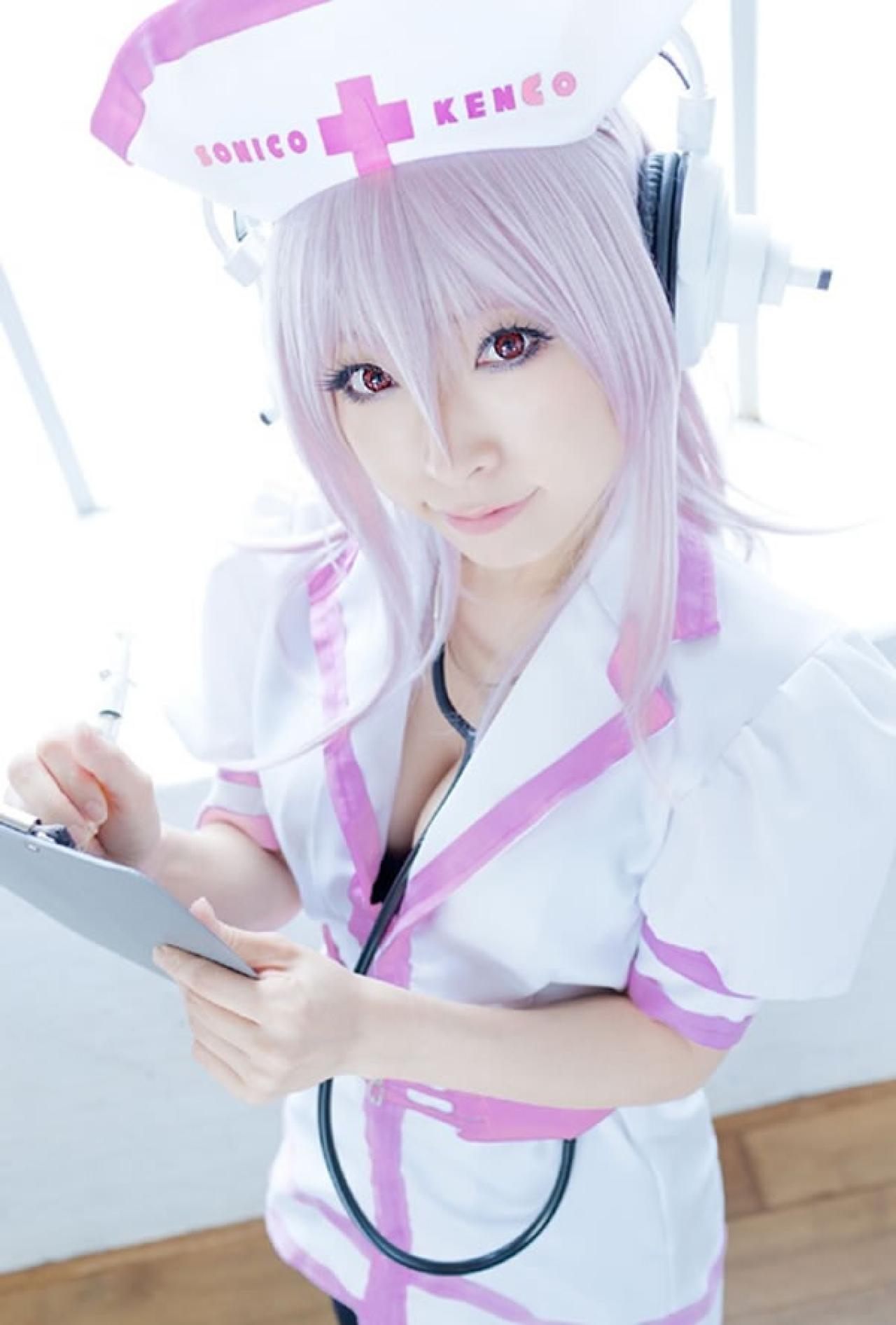 K@ori扮演超级索尼子身穿白色护士服戴着听诊器的样子