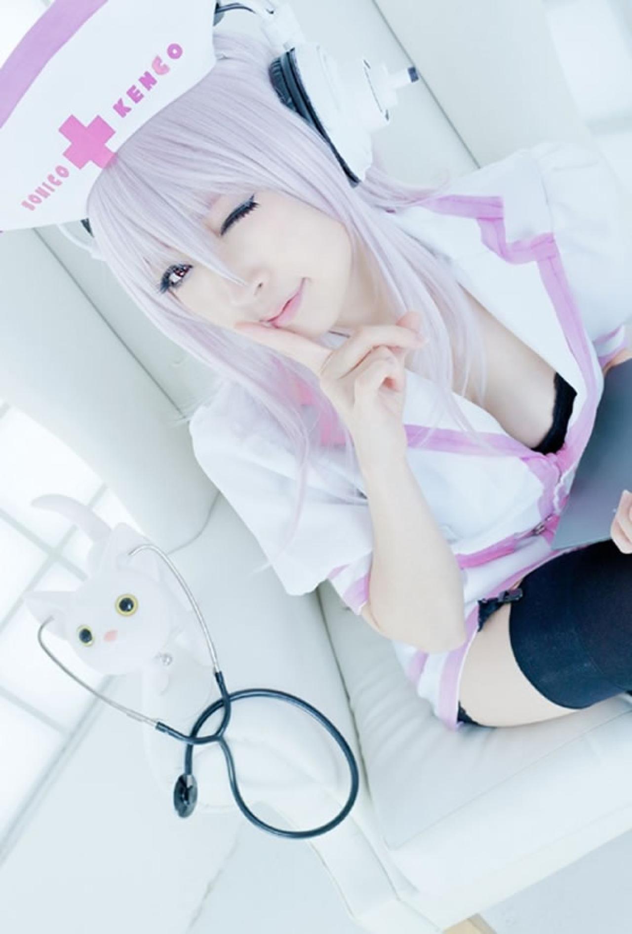 K@ori扮演超级索尼子身穿白色护士服悄悄给小猫戴上听诊器，然后作嘘的手势