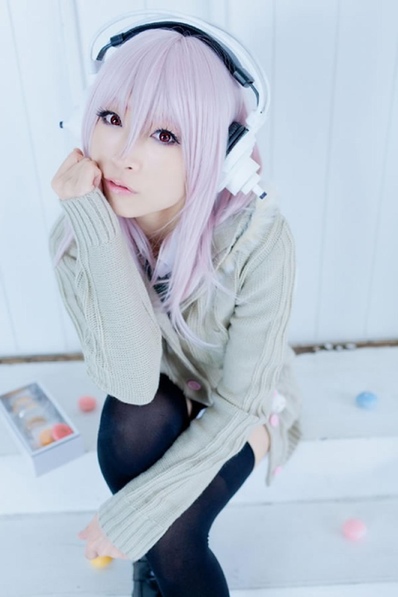 K@ori扮演超级索尼子身穿淡蓝休闲装扣上外套扣子坐在台阶上