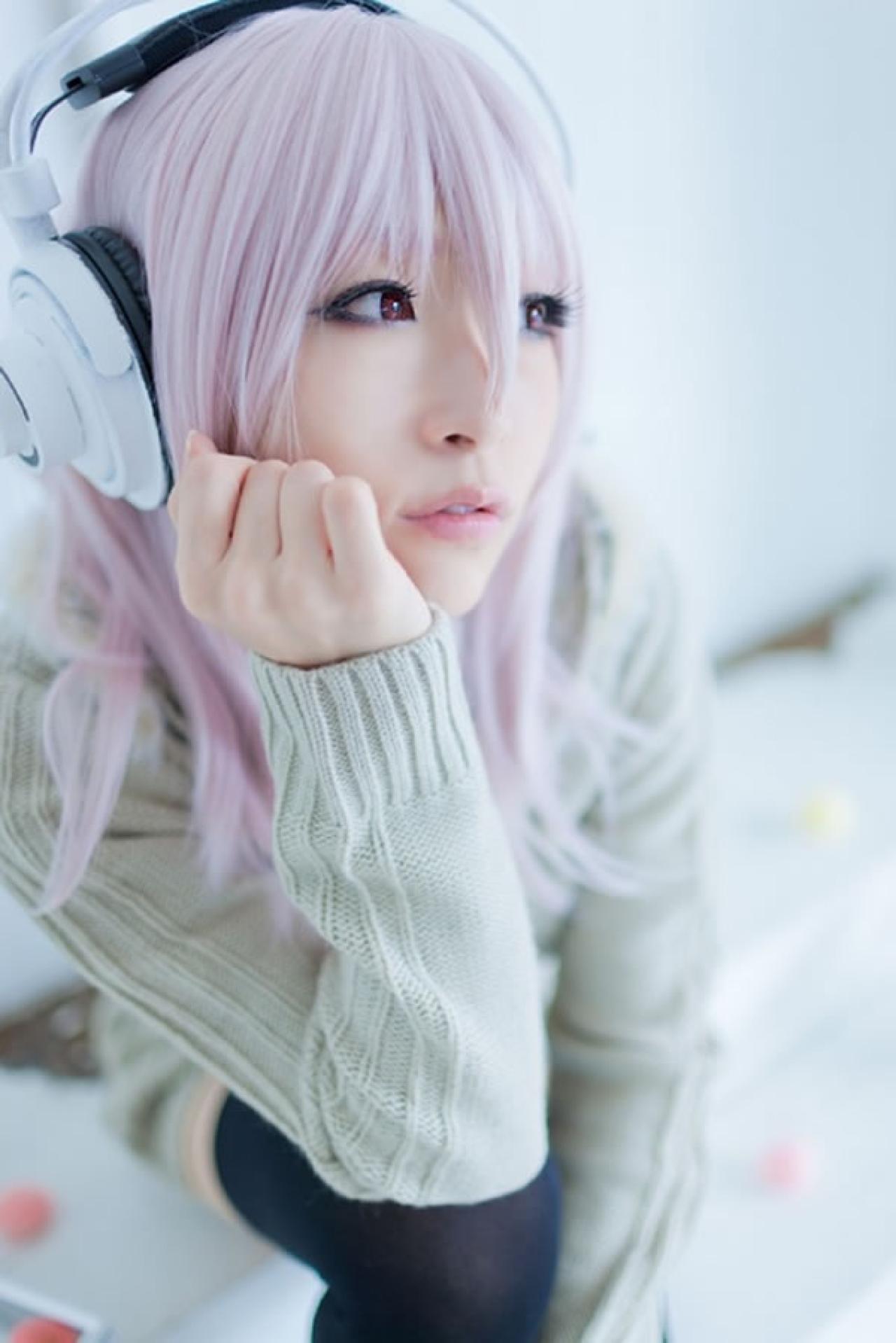 K@ori扮演超级索尼子身穿淡蓝休闲装坐在台阶上近距离脸部特写