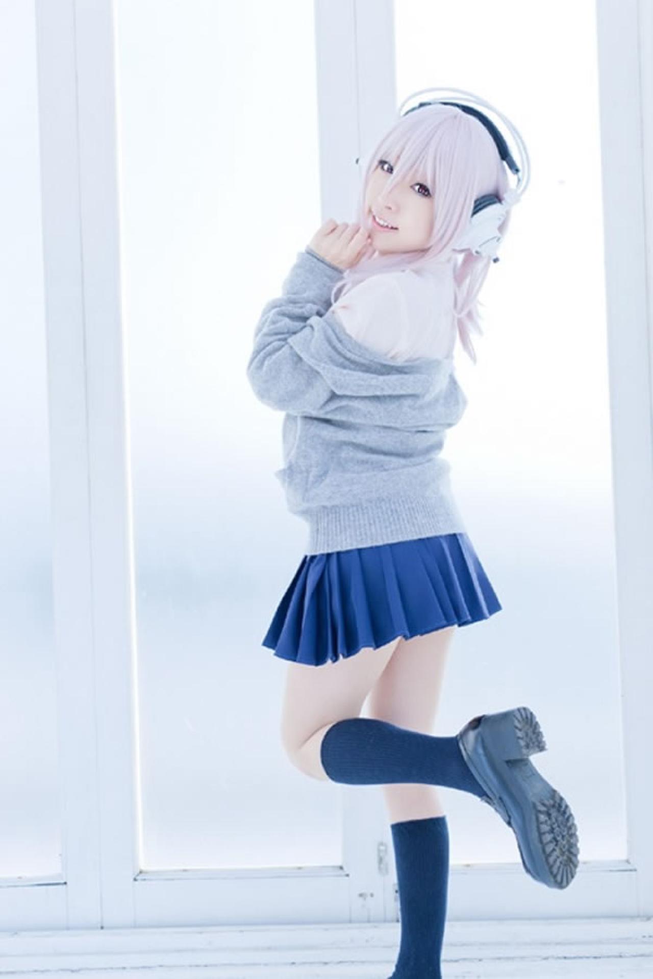 K@ori扮演超级索尼子身穿淡蓝休闲装在窗台抬起一只脚的活泼模样