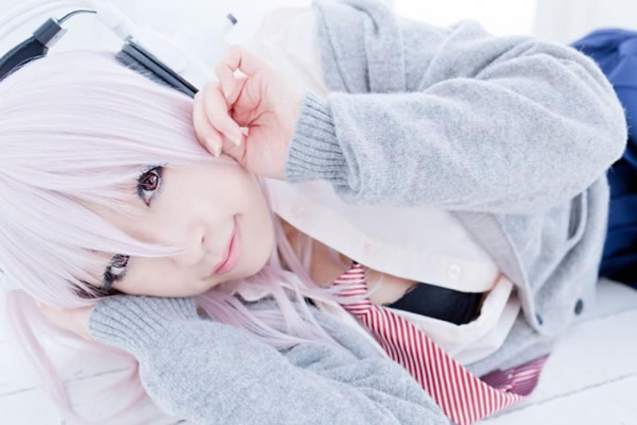 K@ori扮演超级索尼子身穿淡蓝休闲装躺在地板上做小猫手势