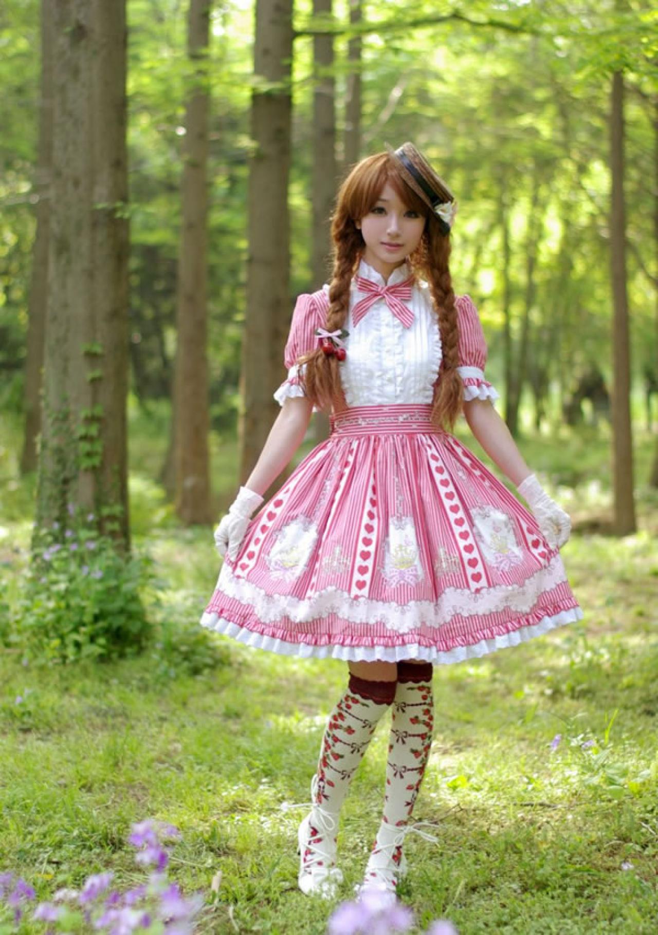 琥珀牙牙穿着粉色裙子戴着黑色帽子春天主题摆拍01-封面主人公漫步在树林中