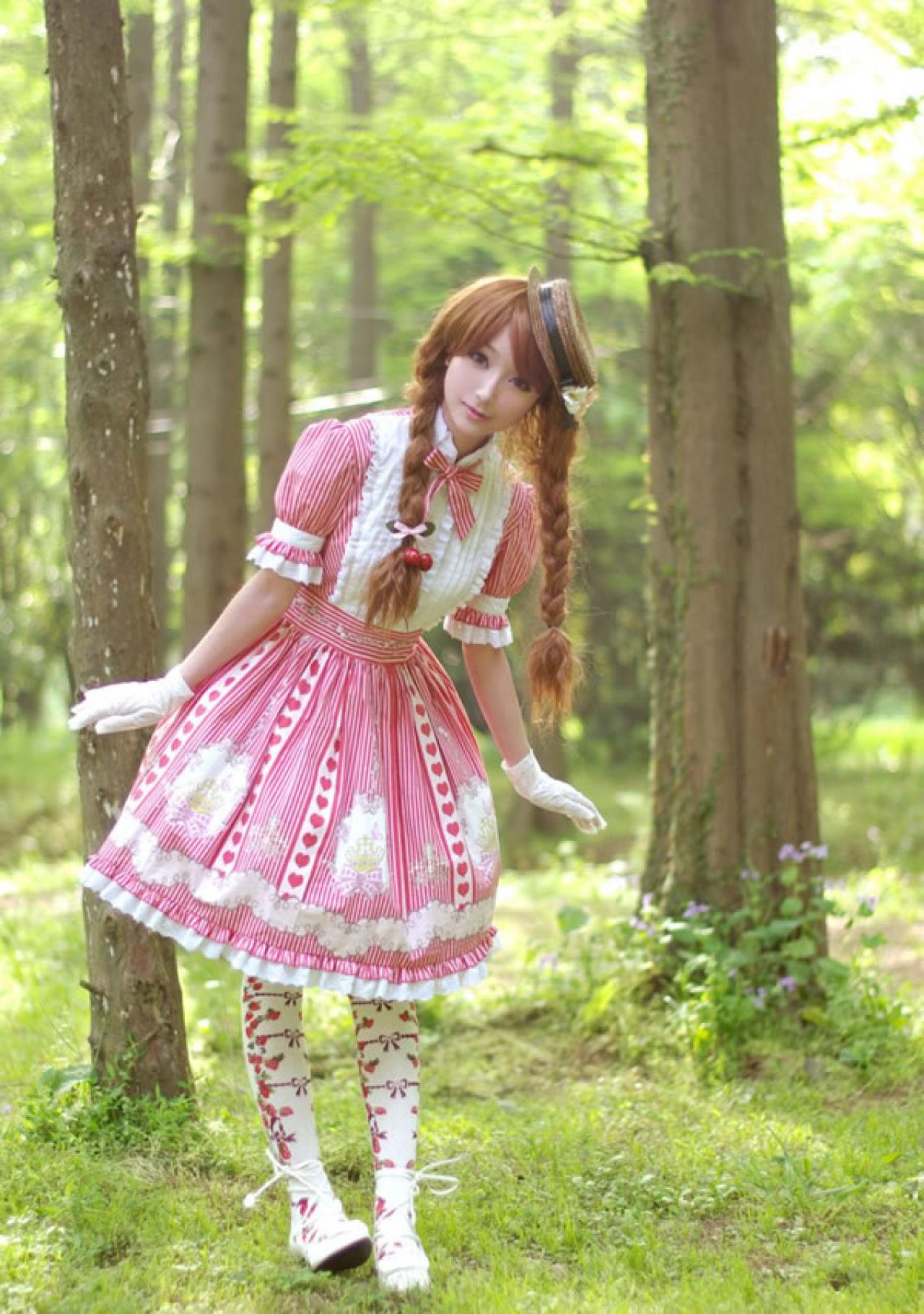 琥珀牙牙穿着粉色裙子戴着黑色帽子春天主题摆拍02