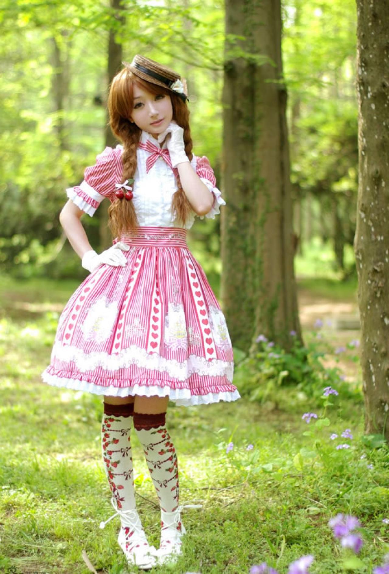 琥珀牙牙穿着粉色裙子戴着黑色帽子春天主题摆拍05