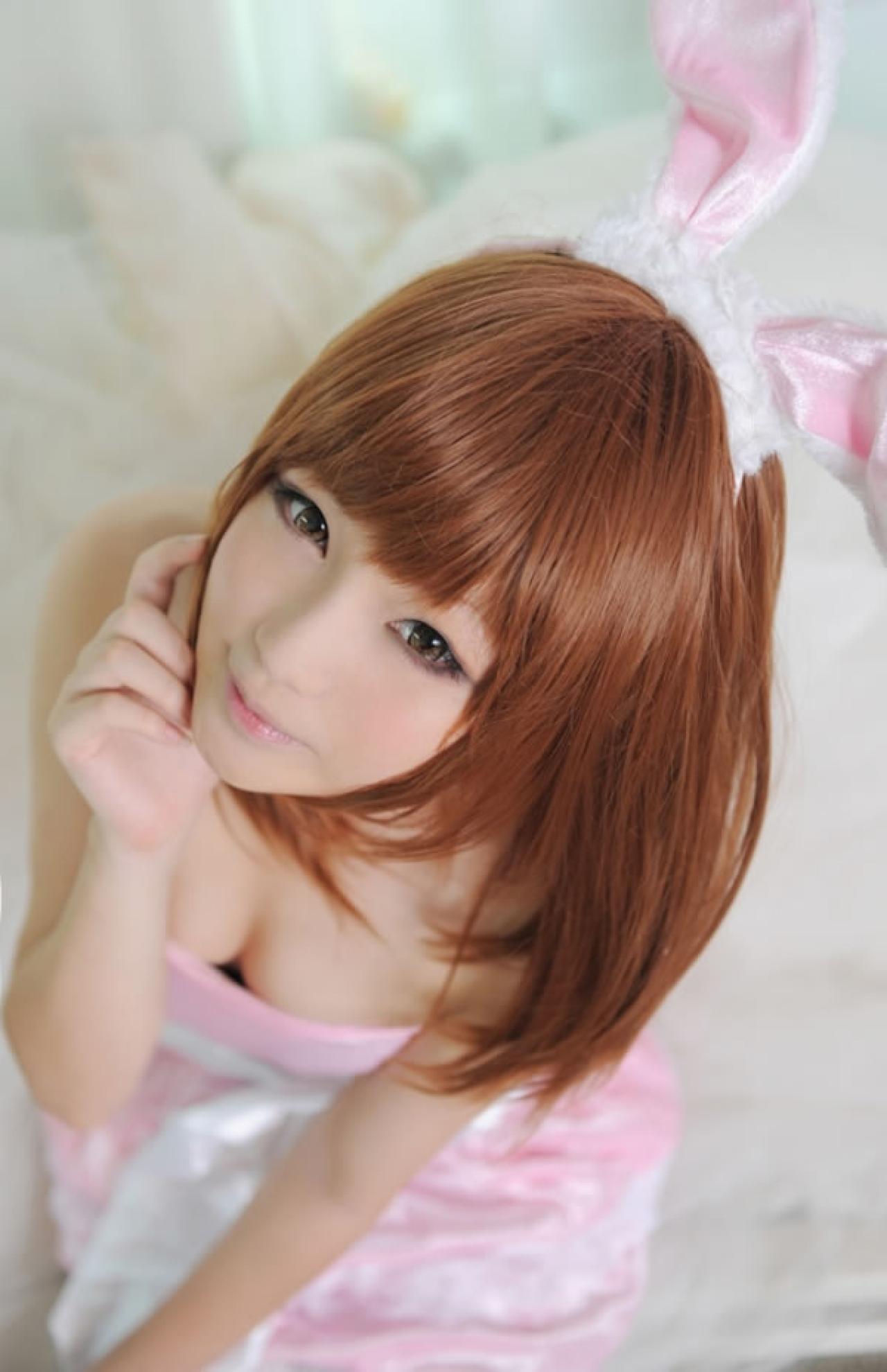 千夜未来穿着粉色兔耳抹胸服脸部特写