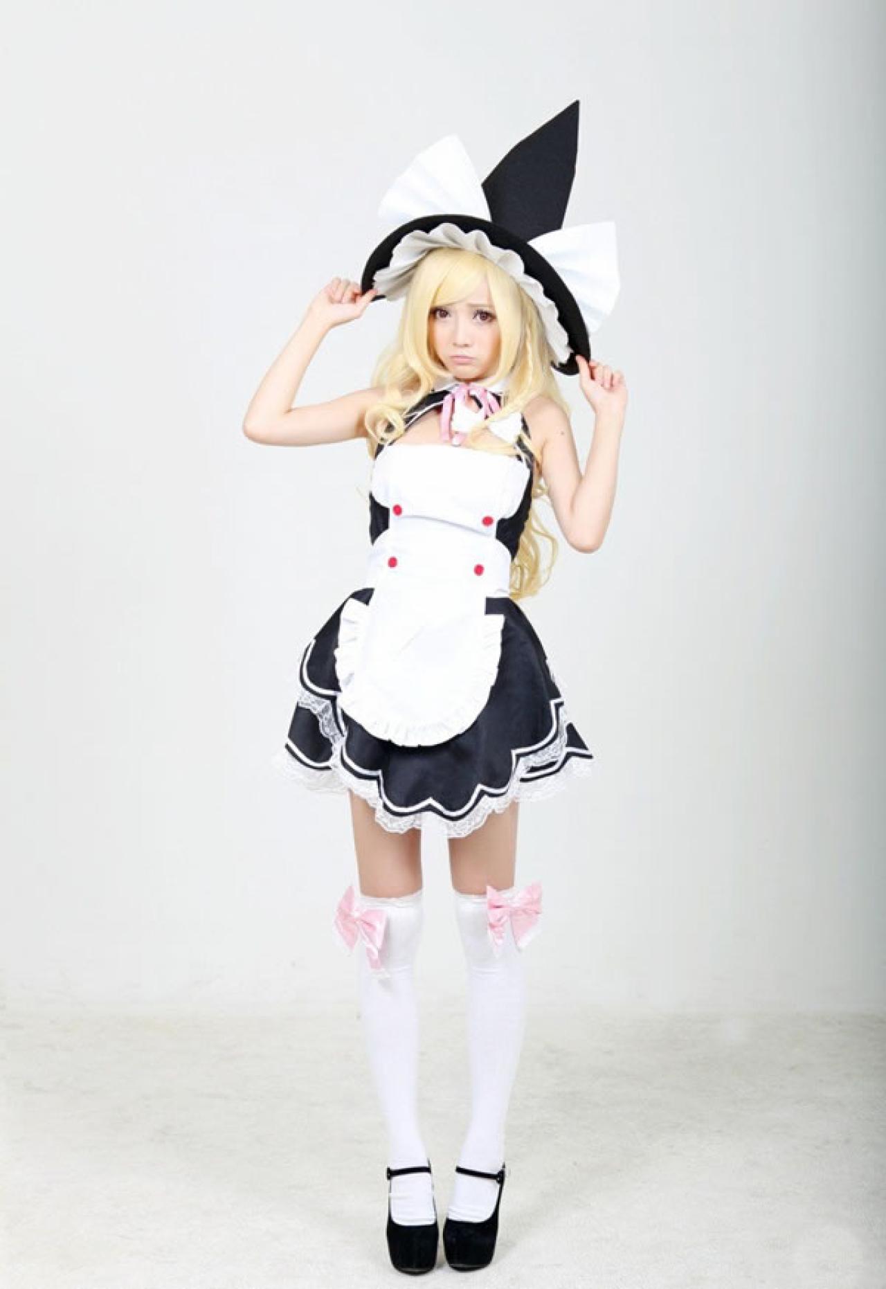 《圣杯传说》东方Project角色魔理沙穿着黑色女仆装两手拉着帽檐嘟嘴不开心的撒娇模样