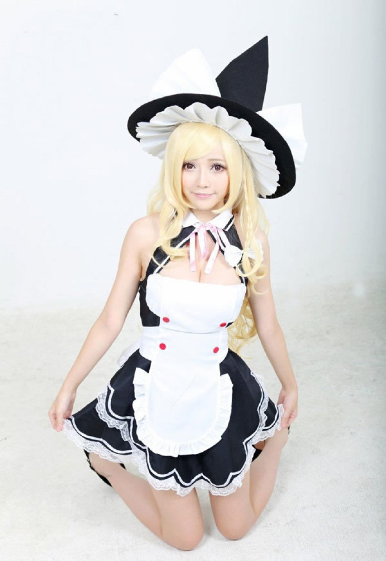 《圣杯传说》东方Project角色魔理沙穿着黑色女仆装跪在地上，双手拉着裙角