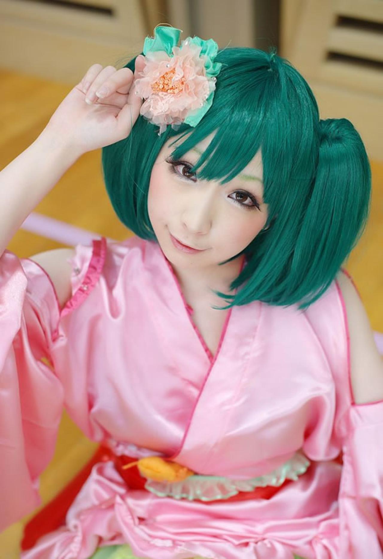粉衣绿发双马尾的兰卡李作小猫手势俯拍卖萌