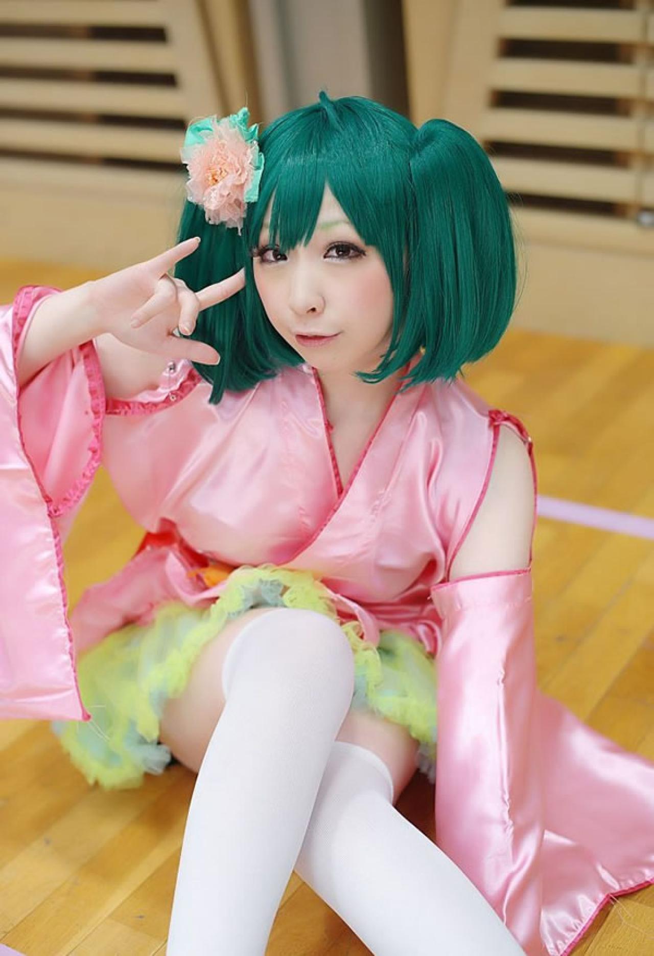 粉衣绿发的兰卡李双马尾作兰花指卖萌