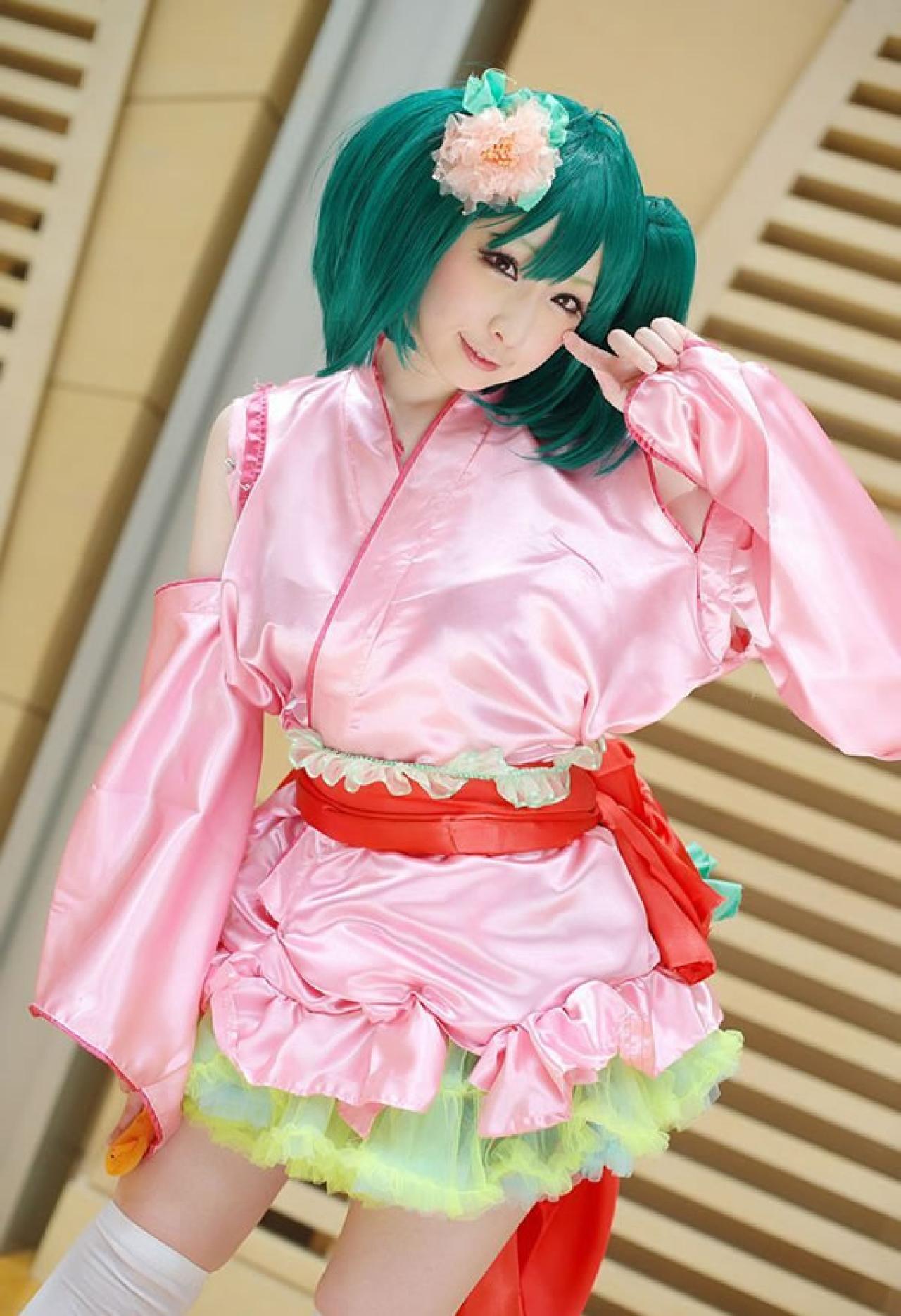 粉衣绿发的兰卡李摆S形姿势