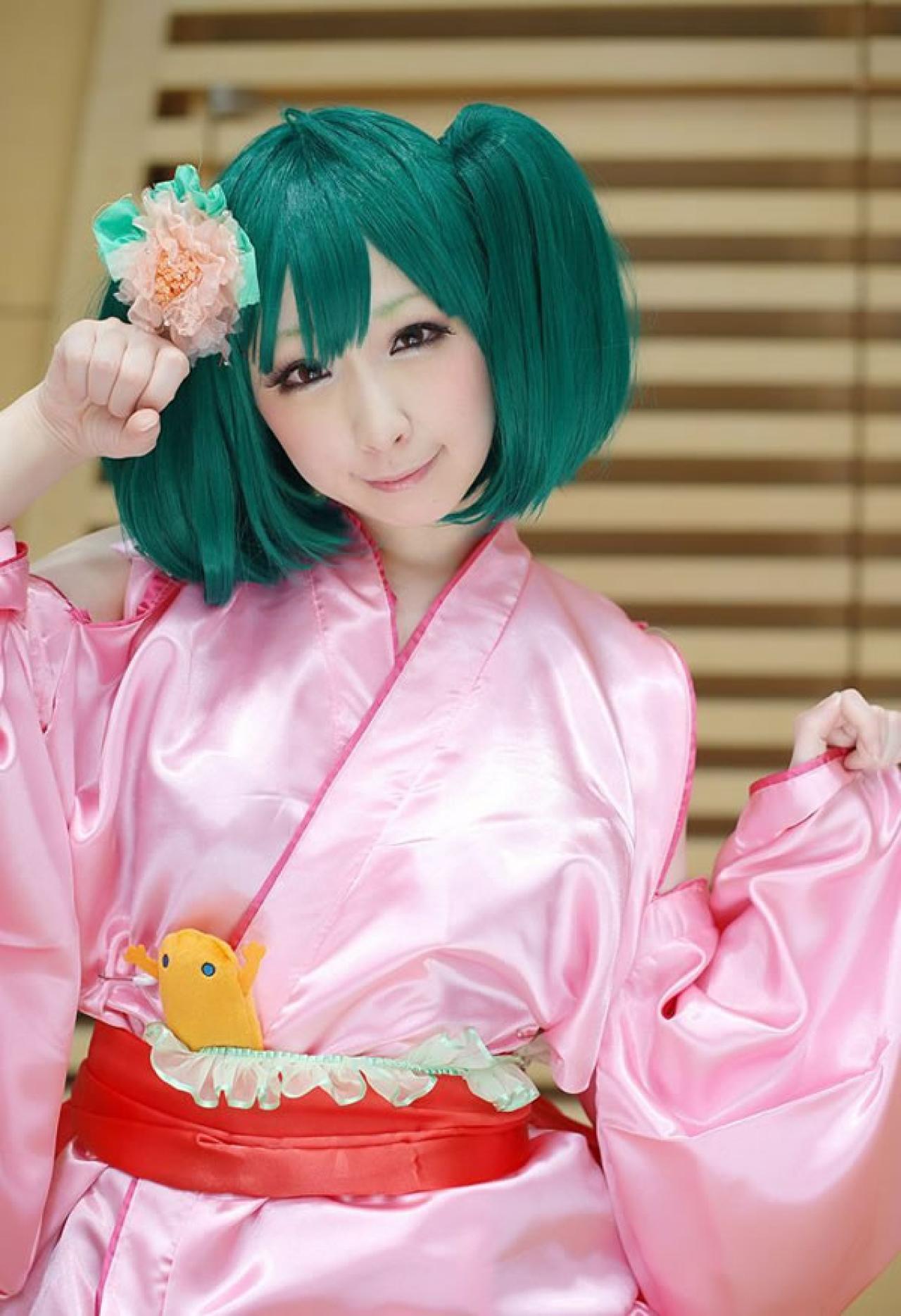 粉衣绿发的兰卡李作小猫手势正面卖萌