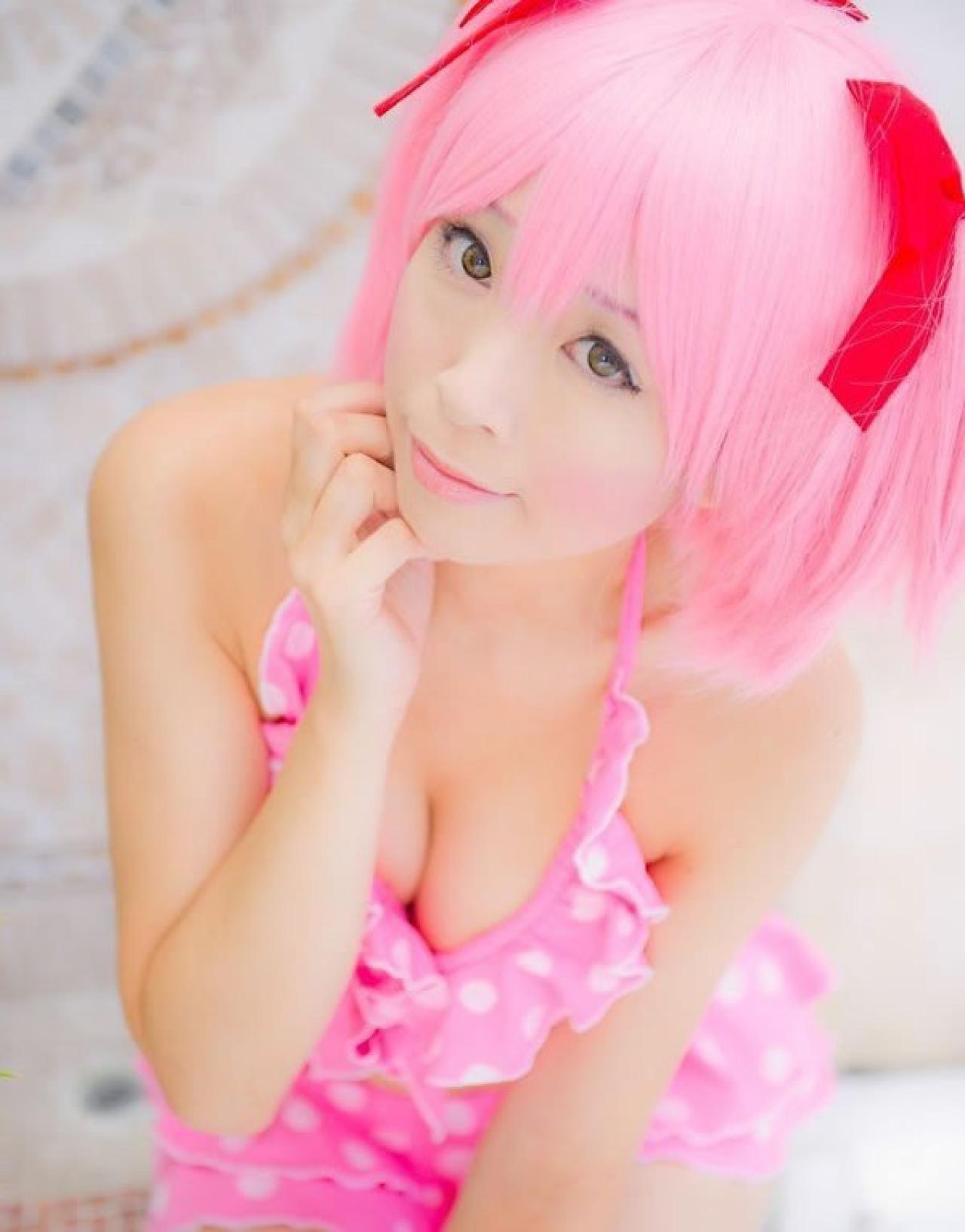 Mashiro Yuki穿着粉色比基尼扮演魔法少女小圆手轻抚下巴侧脸照