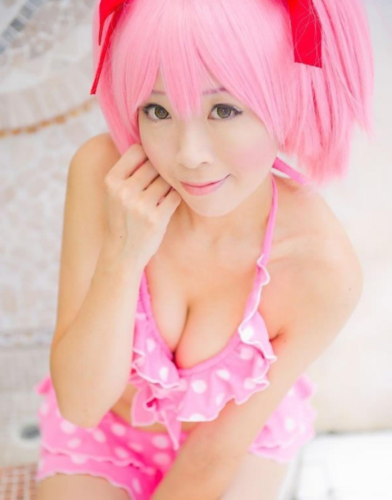 Mashiro Yuki穿着粉色比基尼扮演魔法少女小圆轻抚下巴正脸照