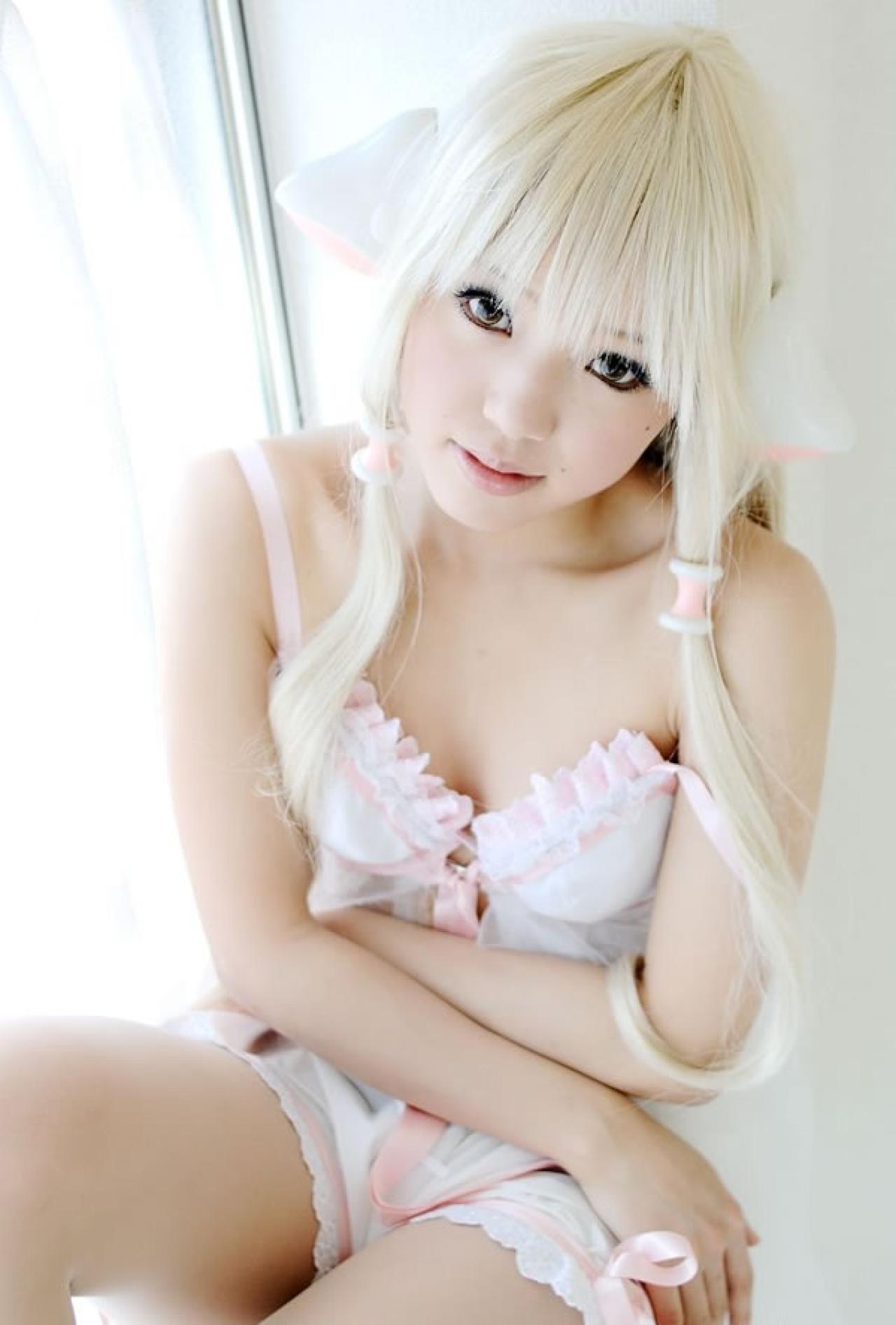 kipi穿着白色丝质睡衣扮演人形电脑天使心小叽靠坐在窗台正面照