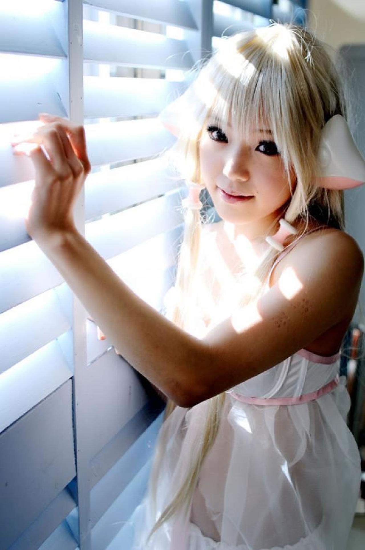 kipi穿着白色丝质睡衣扮演人形电脑天使心小叽扶着百叶窗右侧面照