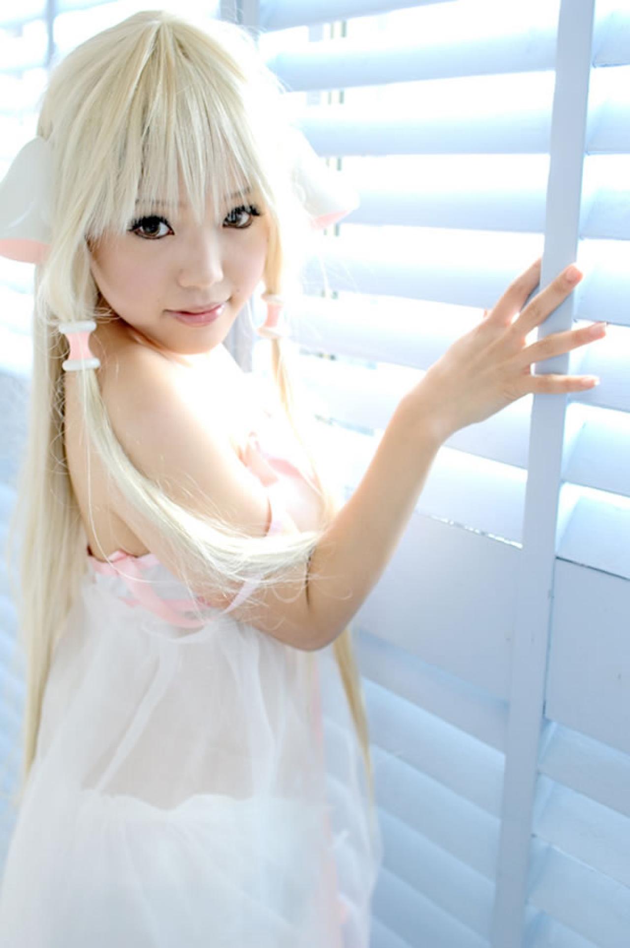 kipi穿着白色丝质睡衣扮演人形电脑天使心小叽扶着百叶窗左侧面照