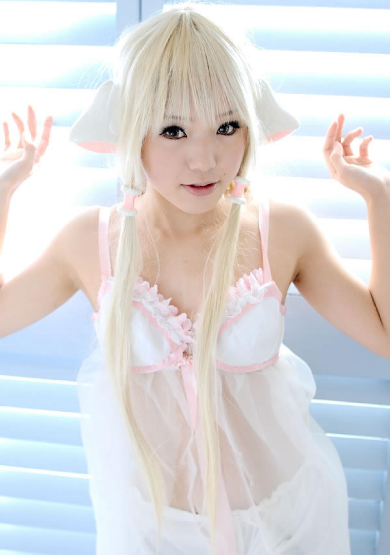 kipi穿着白色丝质睡衣扮演人形电脑天使心小叽，站立在百叶窗前，靠着百叶窗，双手抬起卖萌的样子