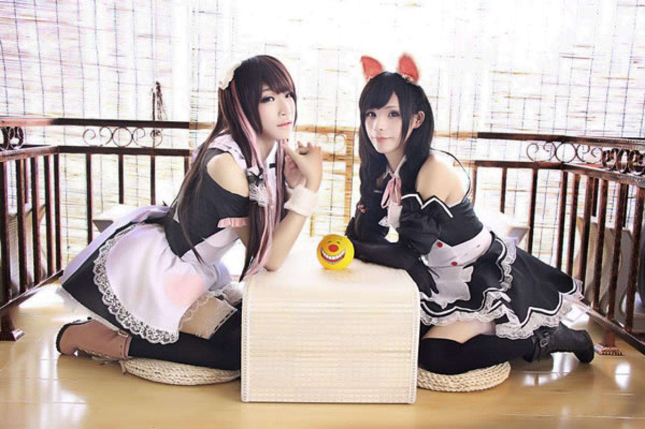 爱丽丝伪娘团蒲兔和小花黑色女仆装摆拍，两人相对而坐，面对镜头