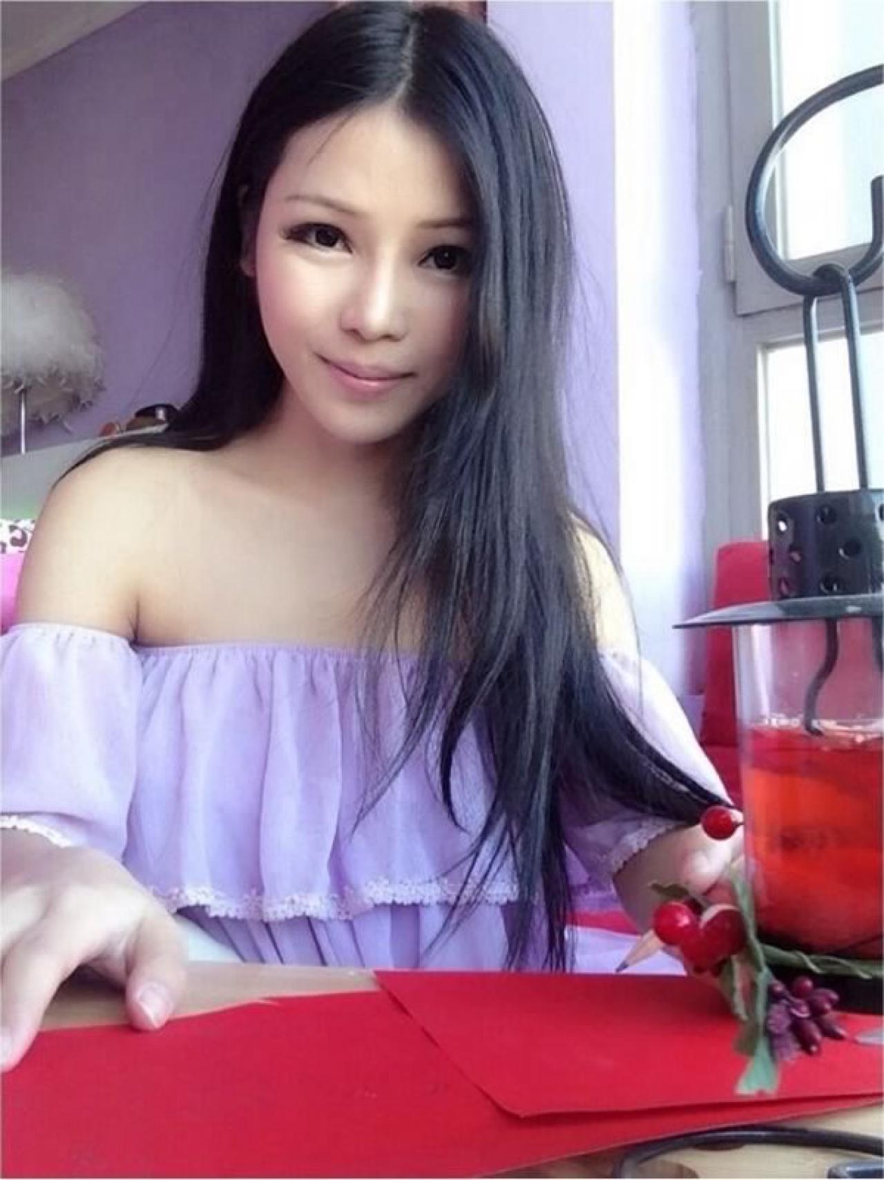 剪纸西施波波bobi穿紫色抹胸裙剪纸正面照