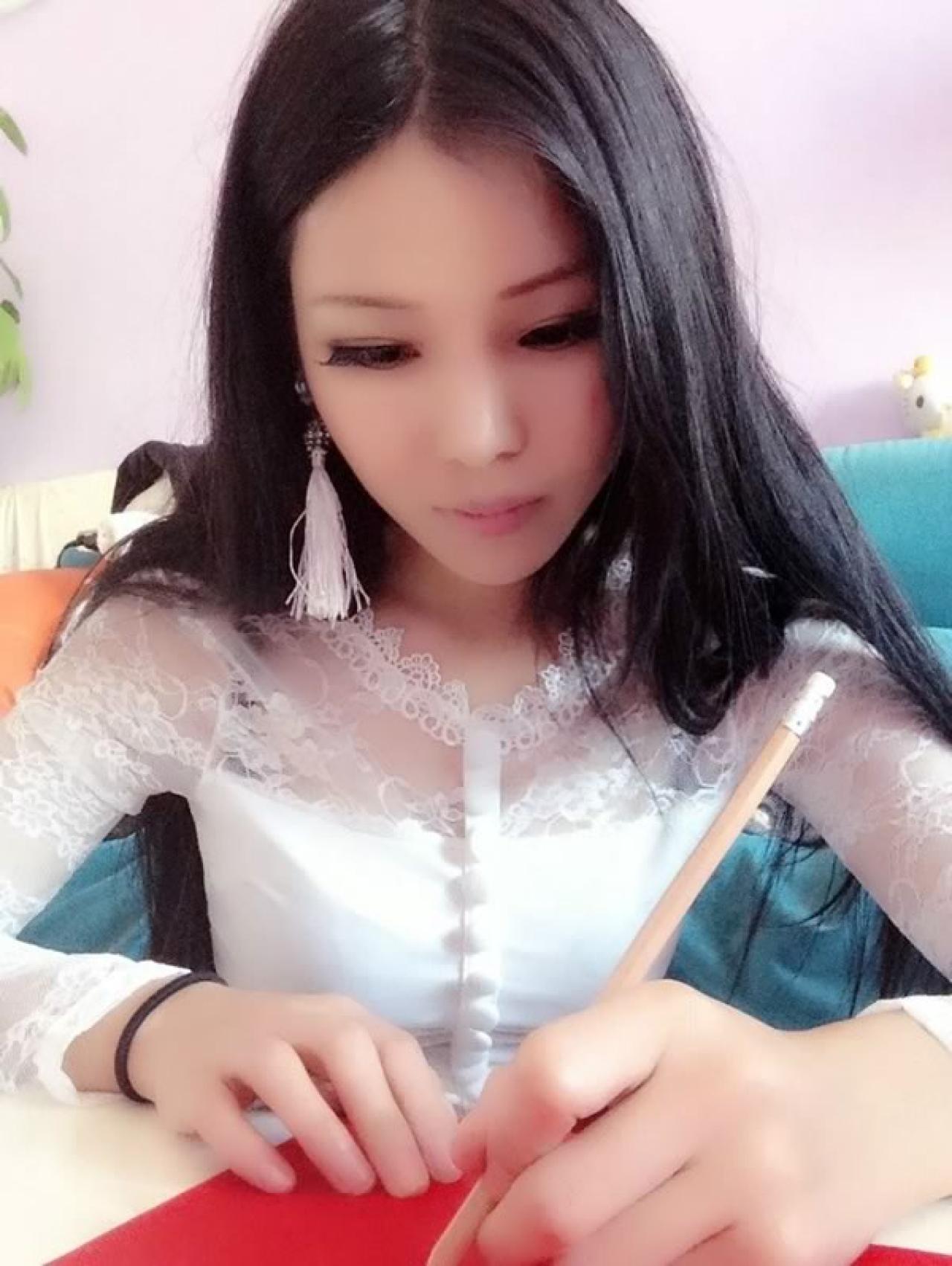 剪纸西施波波bobi穿白色衬衫正在剪纸上绘画