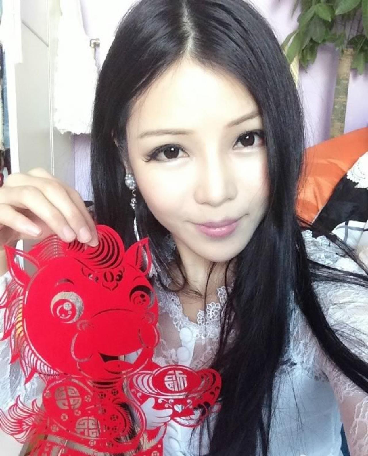 剪纸西施波波bobi穿白色衬衫和剪好的小龙人合影