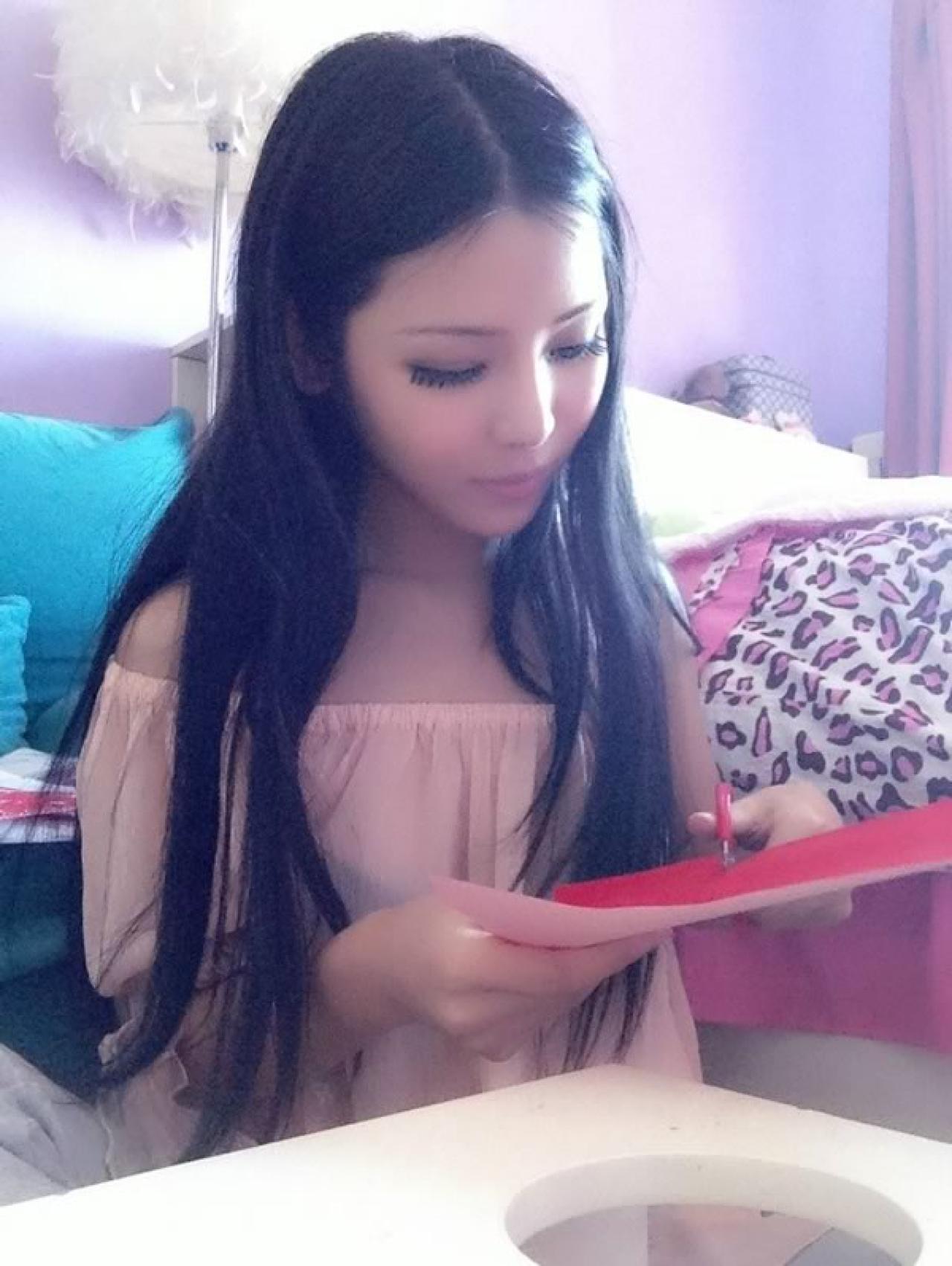 剪纸西施波波bobi穿橘红色半透丝纱正在剪纸