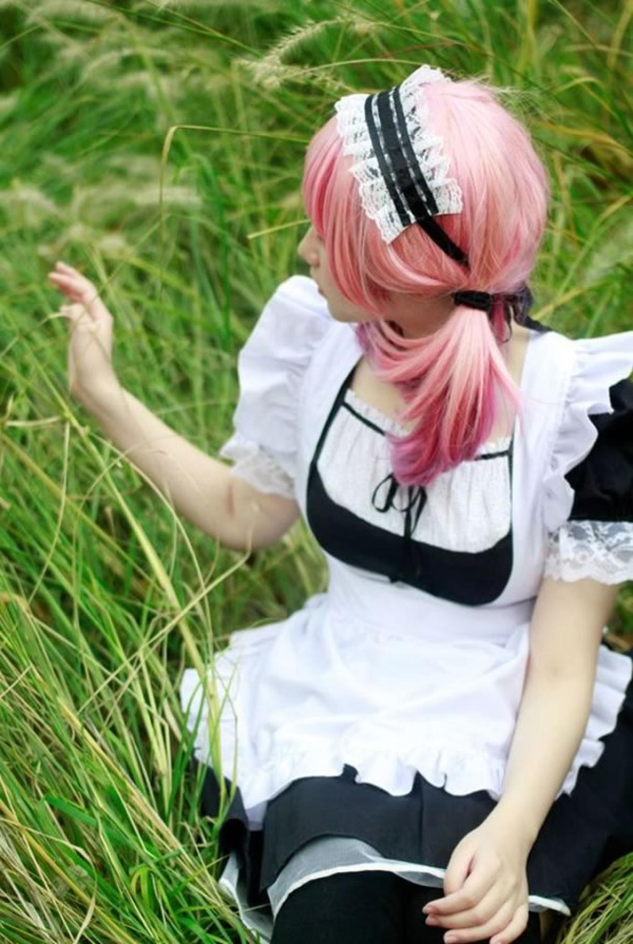 王雯雯Febii红发穿着黑色女仆装轻轻抚摸身旁的草