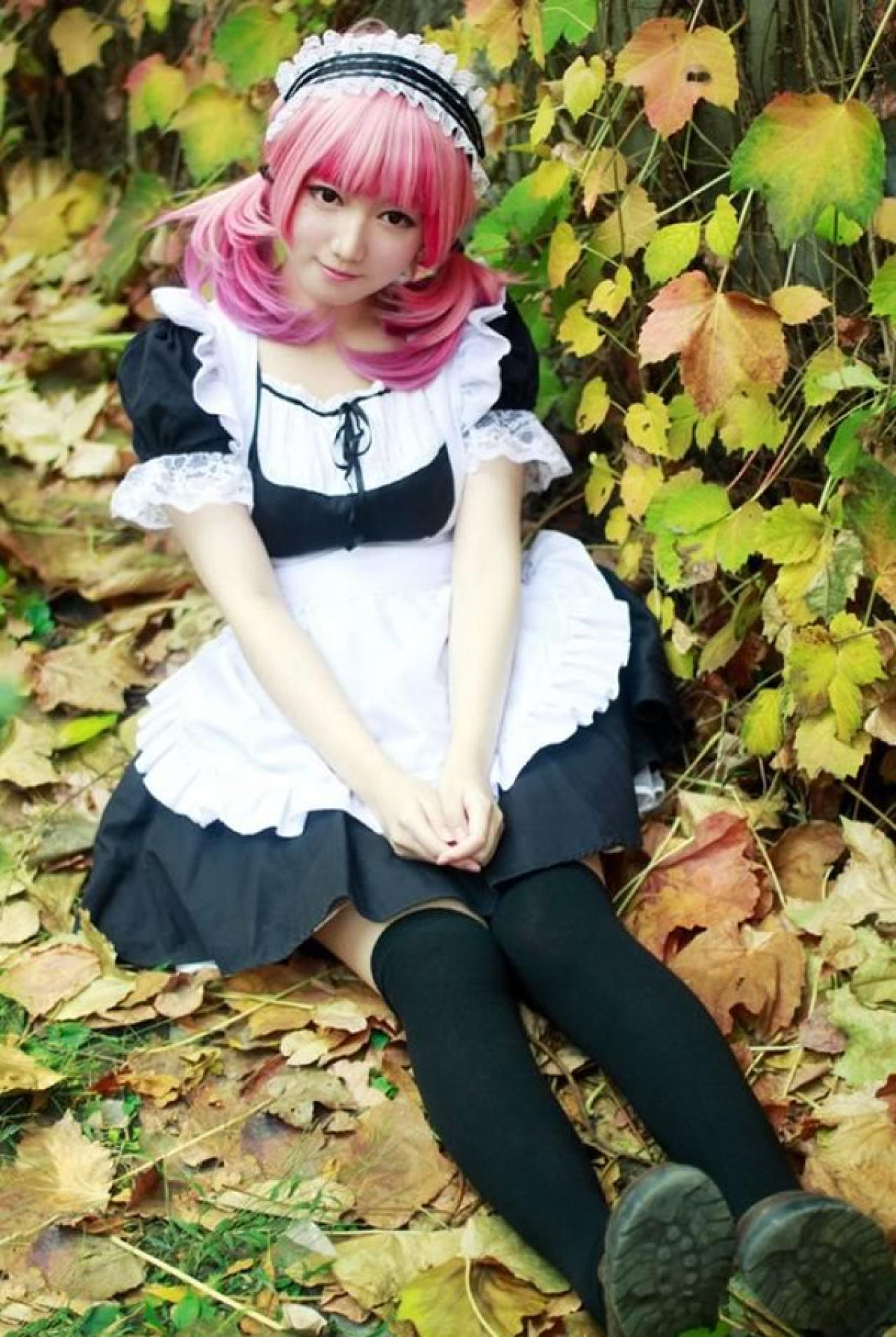 王雯雯Febii红发穿着黑色女仆装梳成双马尾半坐在落叶上的正面照