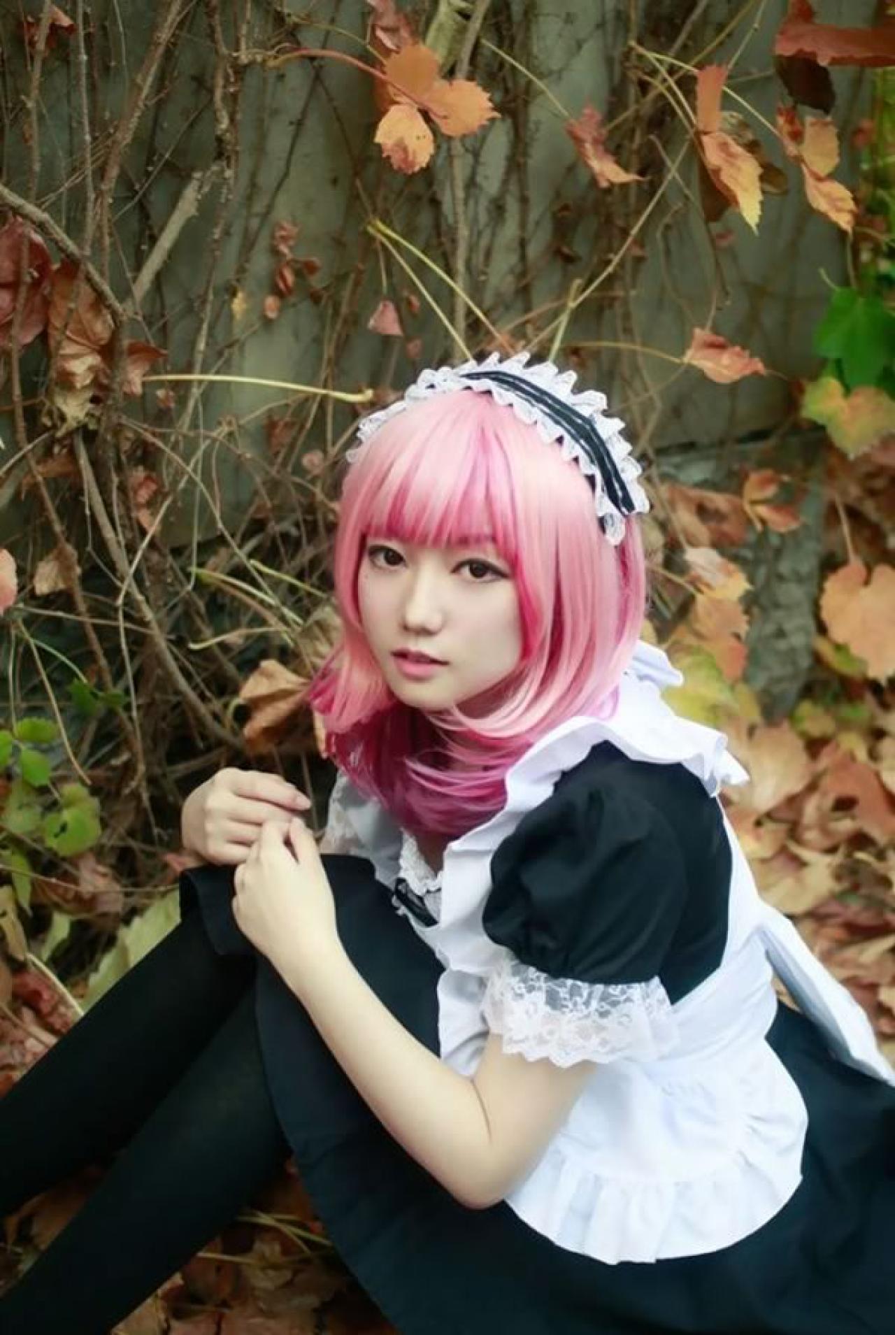 王雯雯Febii红发穿着黑色女仆装坐在落叶上的侧面