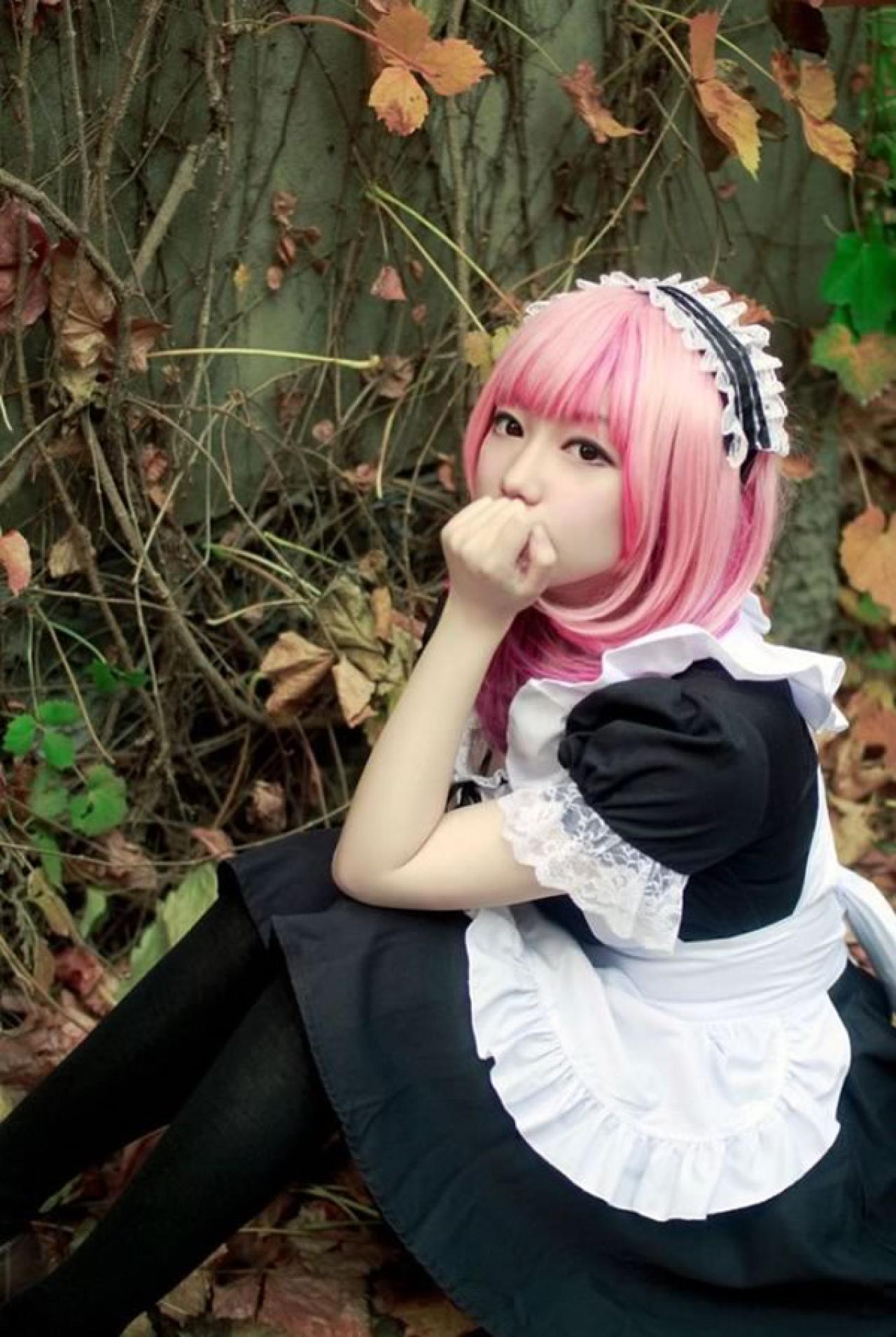 王雯雯Febii红发穿着黑色女仆装用手躺住嘴深情的看着镜头