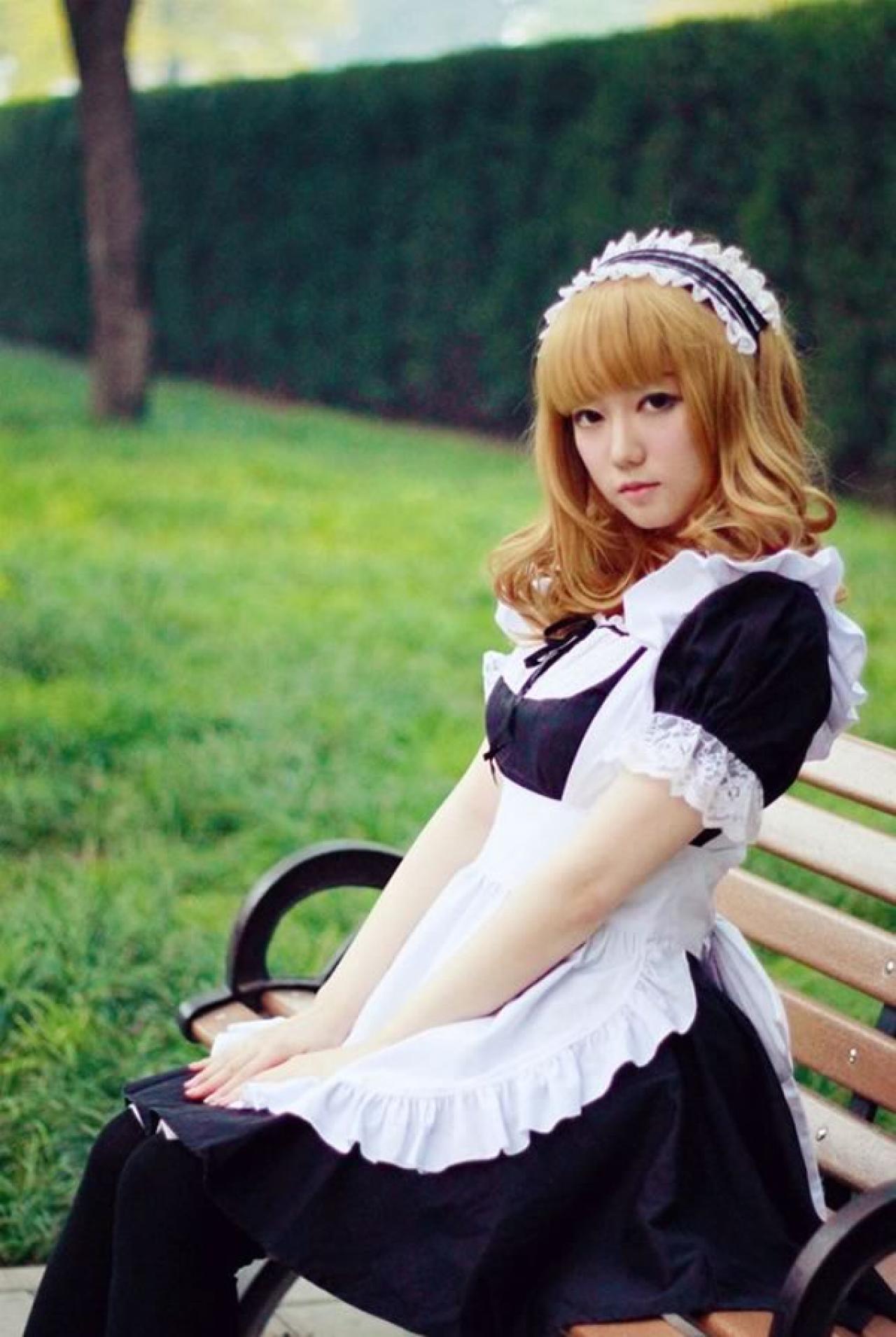 王雯雯Febii黄色卷发黑色女仆装坐在公园的长椅上
