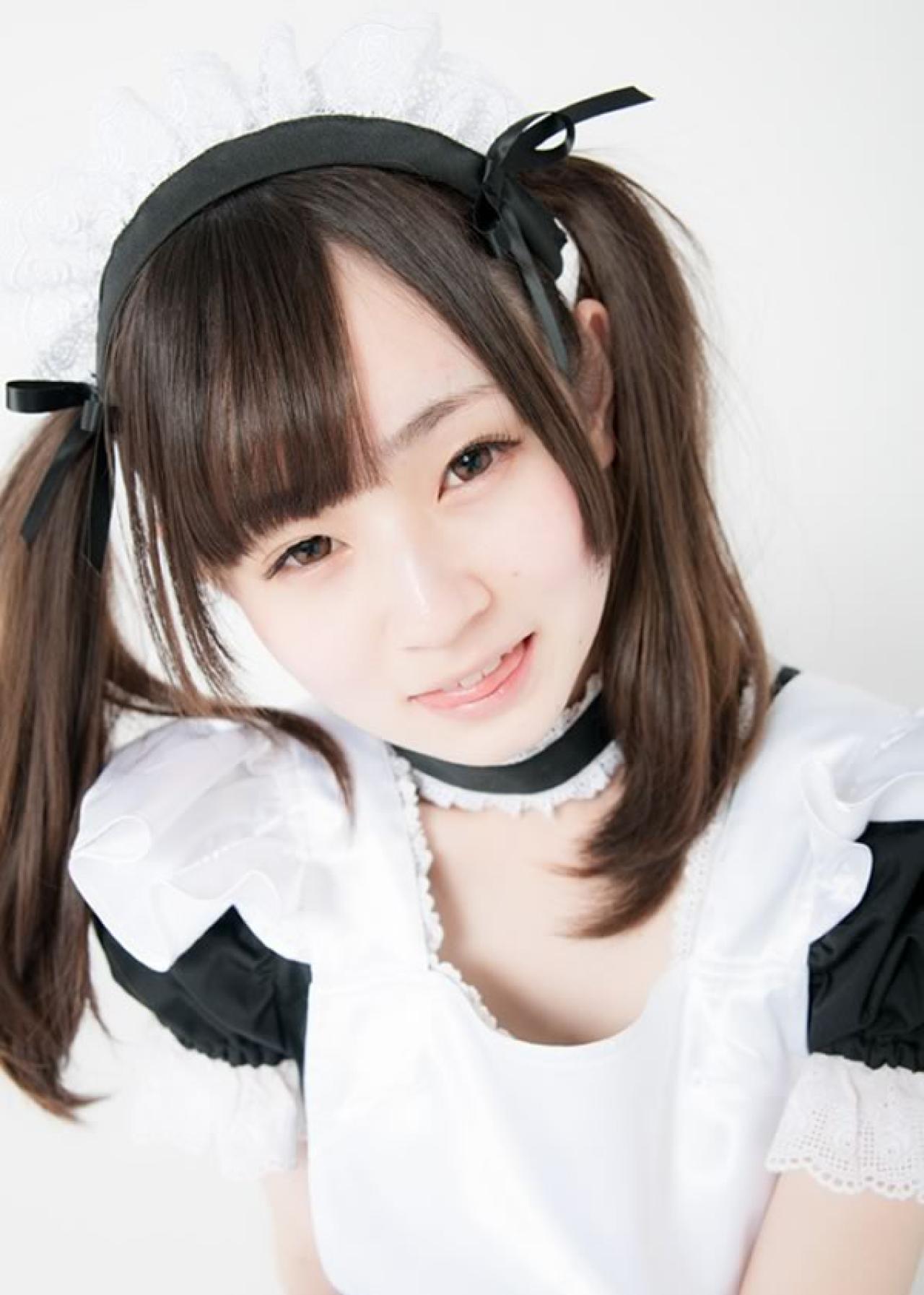 小鸟依人的黑衣女仆双马尾咬舌卖萌正面照