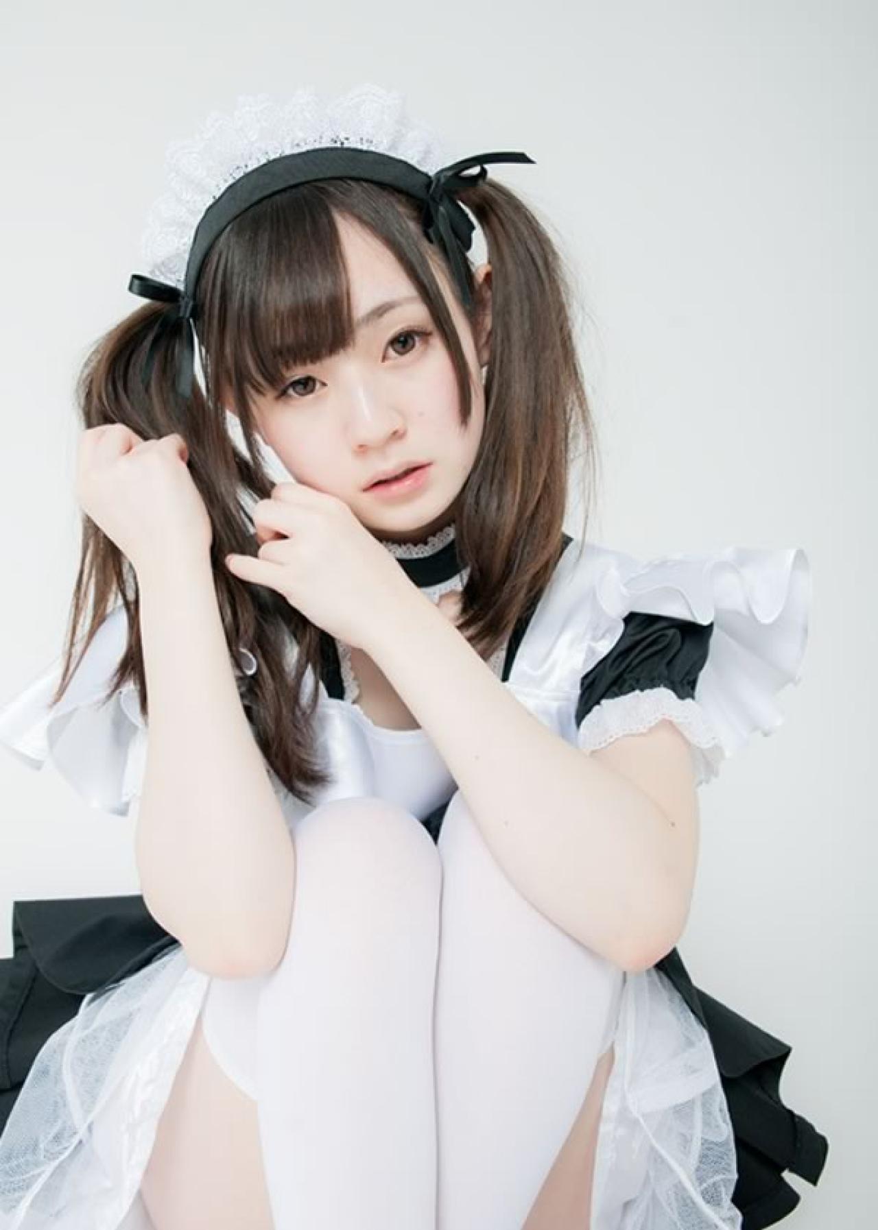 小鸟依人的黑衣女仆双手轻抚自己的双马尾