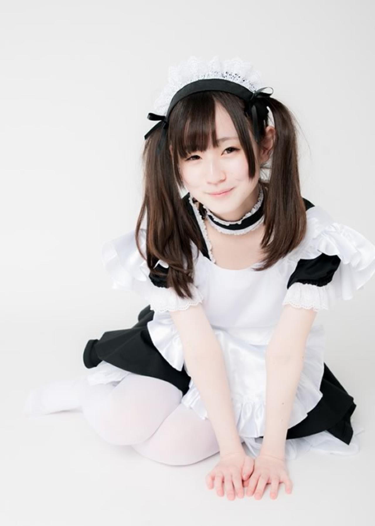 小鸟依人的双马尾黑衣女仆趴在地上快要笑出来的样子