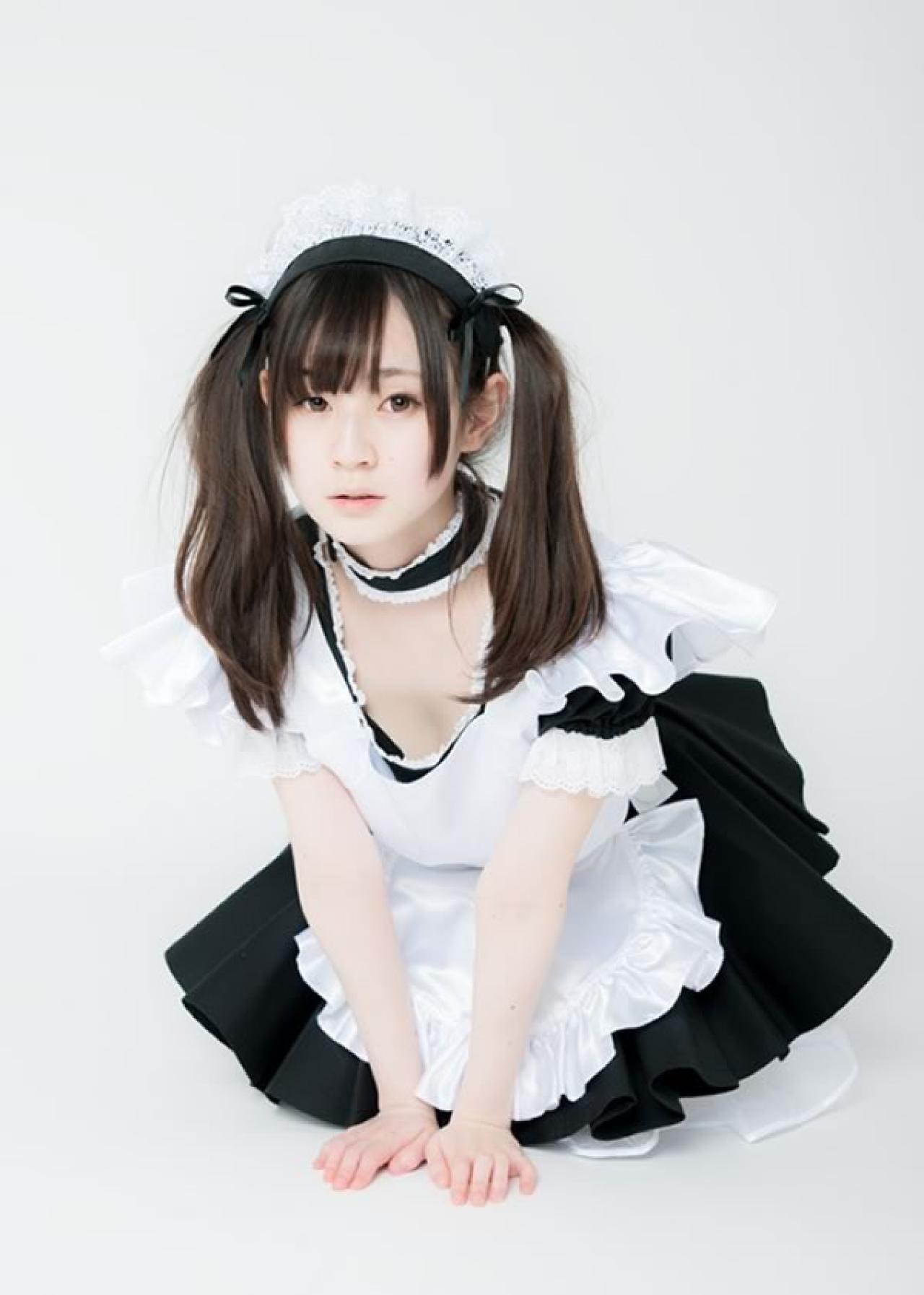 小鸟依人的双马尾黑衣女仆跪坐在地上抬起身的样子