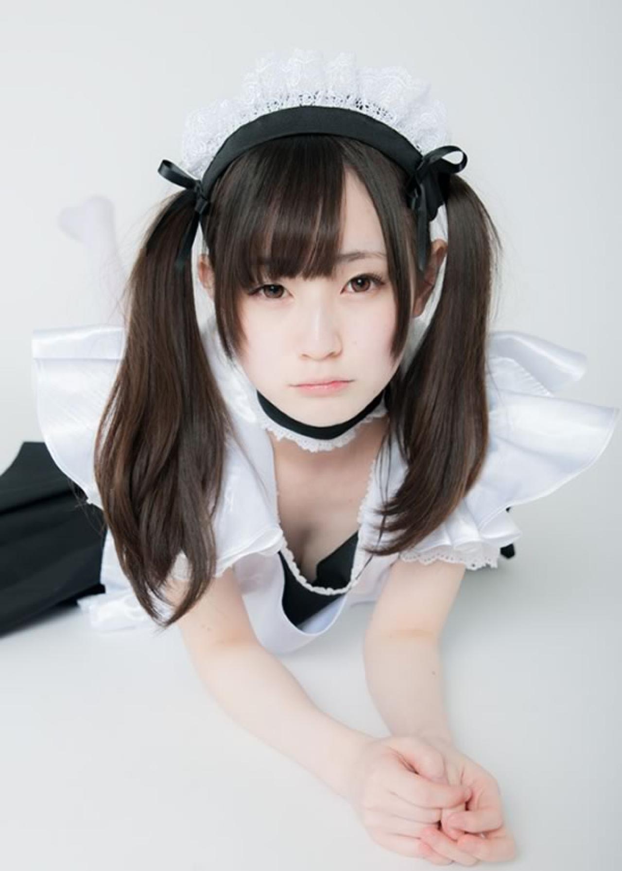 小鸟依人的双马尾黑衣女仆半趴在地上的样子