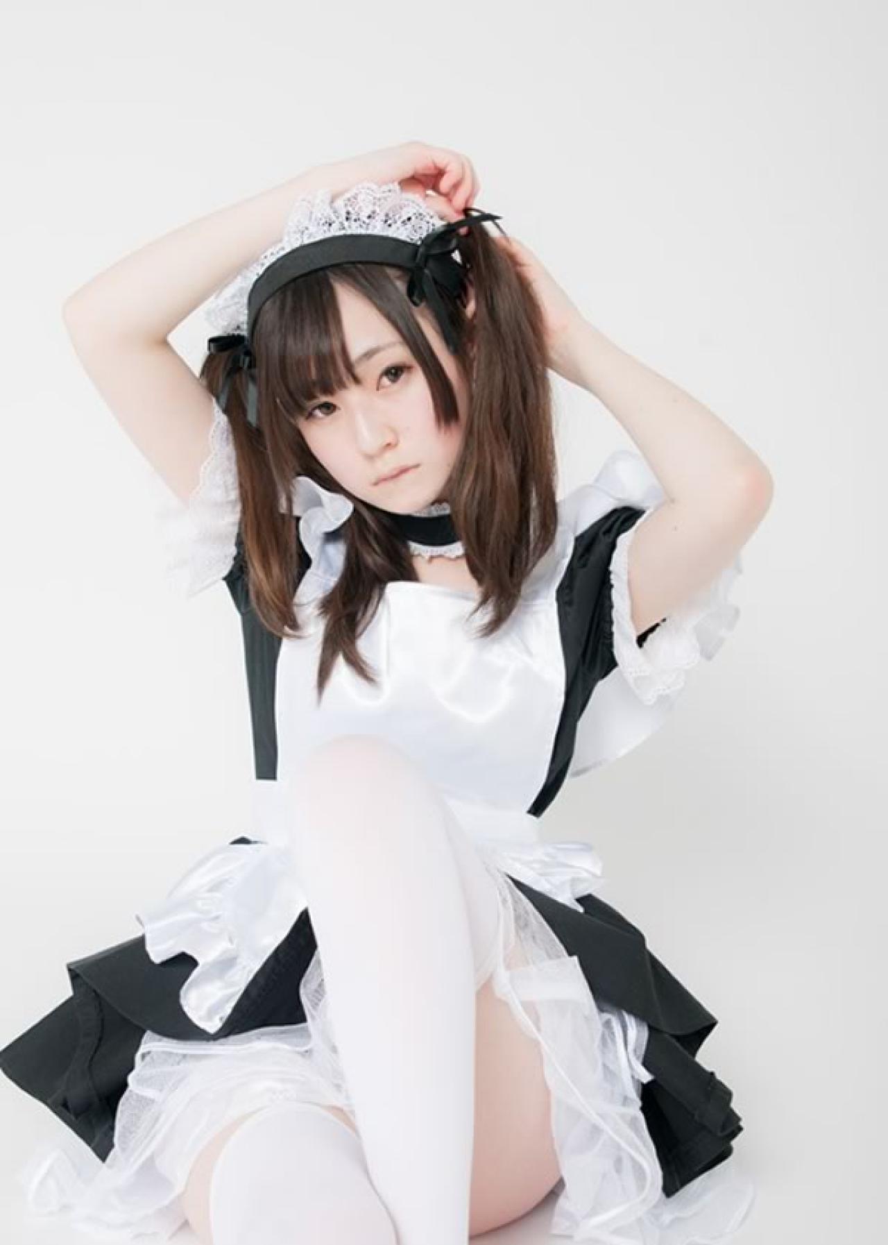 小鸟依人的双马尾黑衣女仆咬紧嘴唇梳理头发的样子