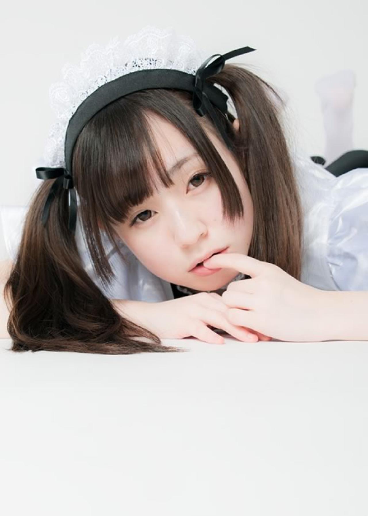 小鸟依人的双马尾黑衣女仆把手指放在嘴唇里轻咬的样子